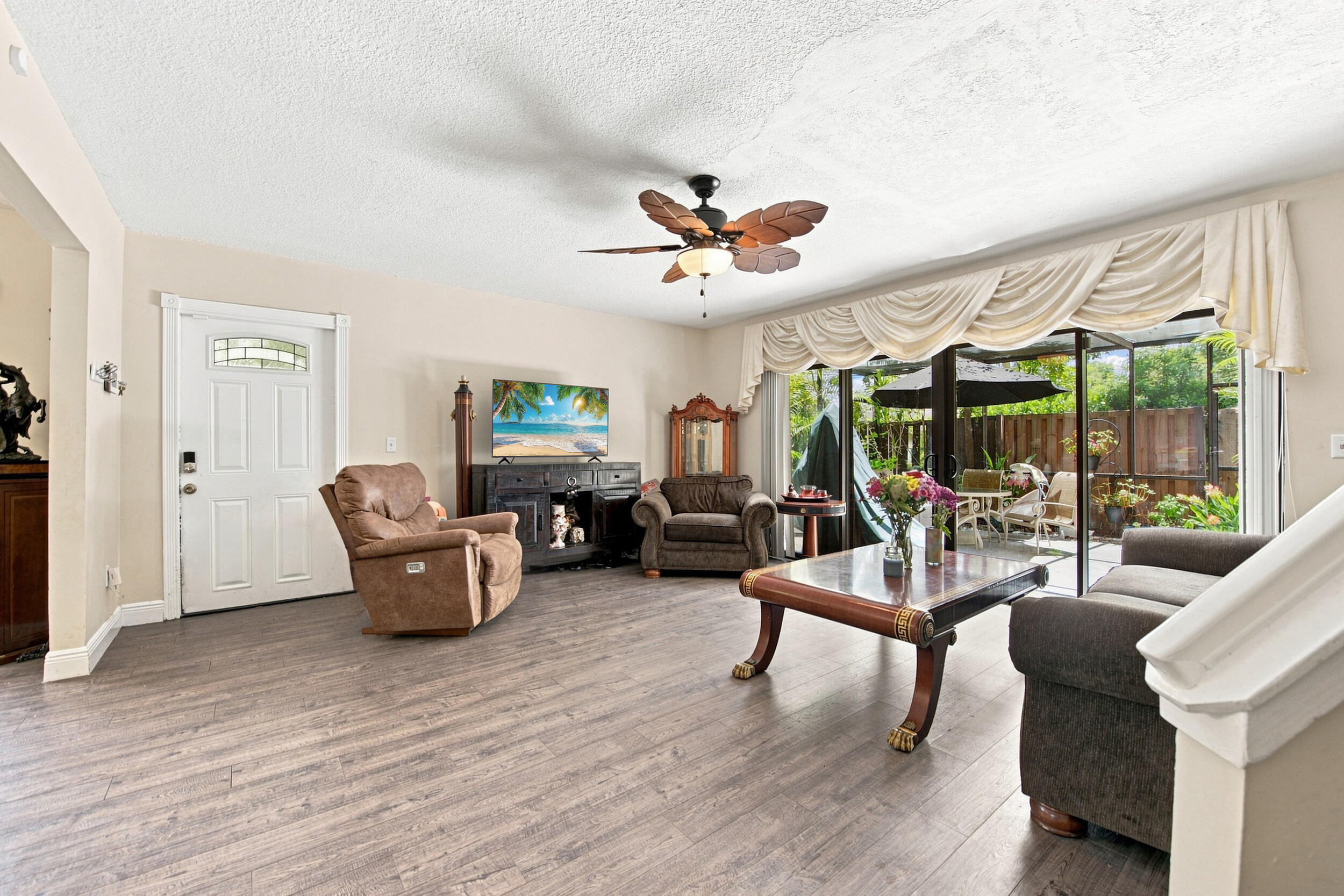 126 Weybridge Circle B Property Photo 4