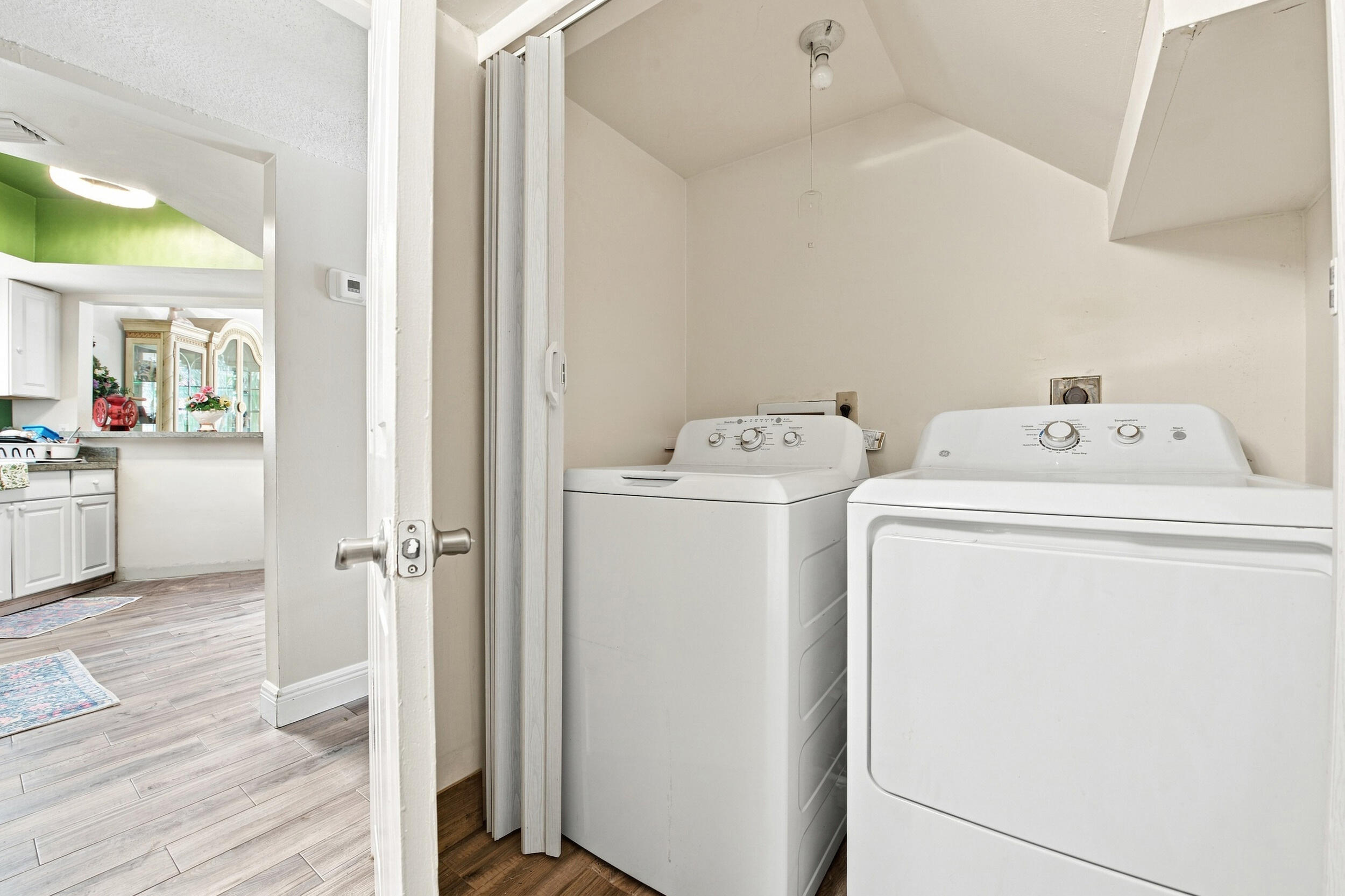 126 Weybridge Circle B Property Photo 27