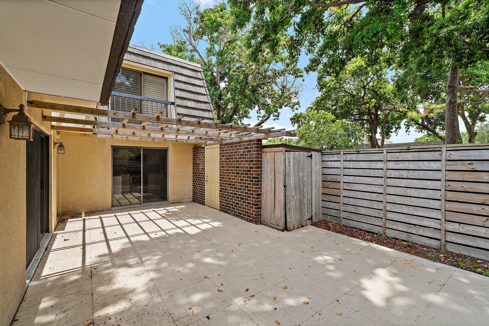 630 6th Terrace Property Photo 4