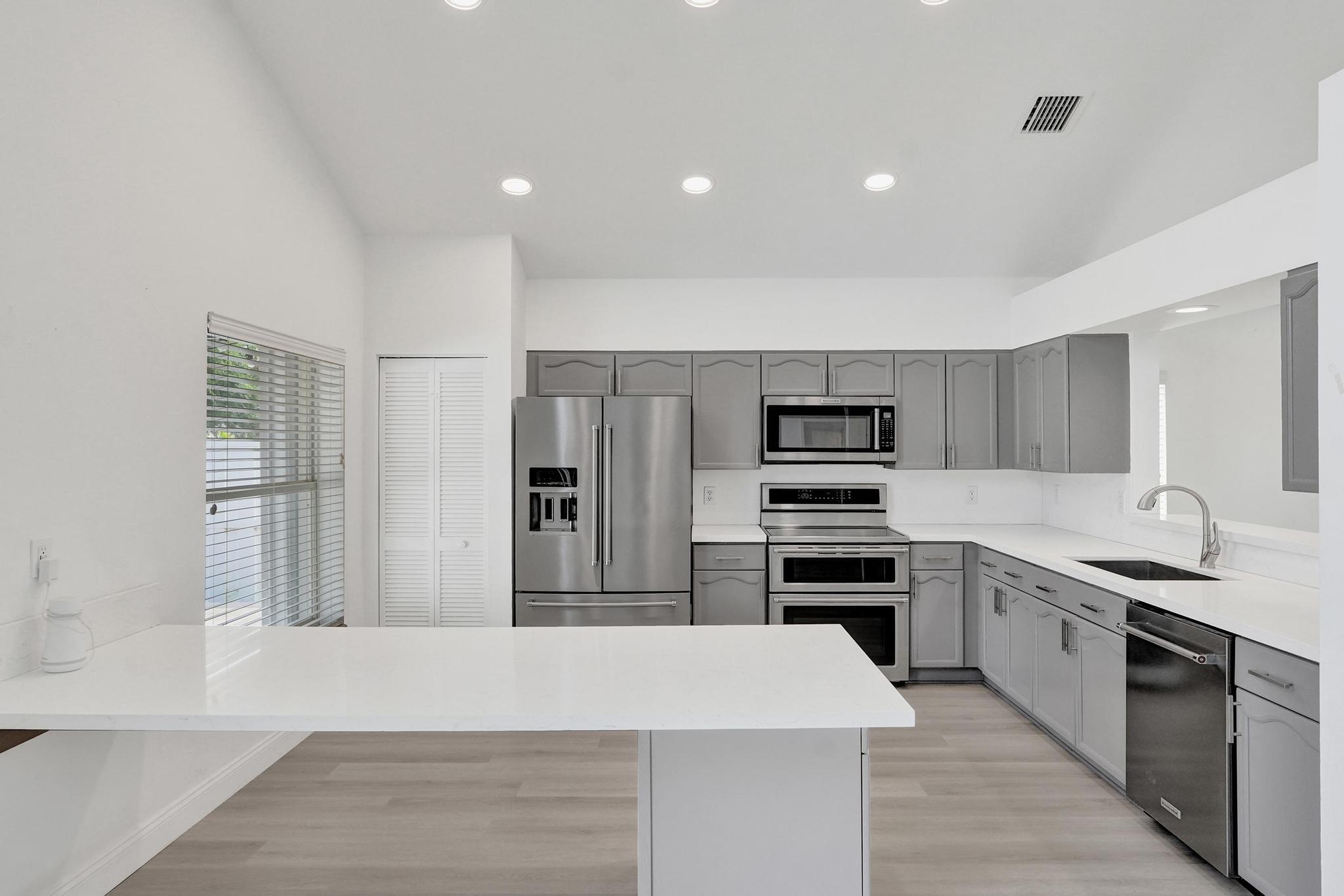 10729 Edinburgh Street Property Photo 13