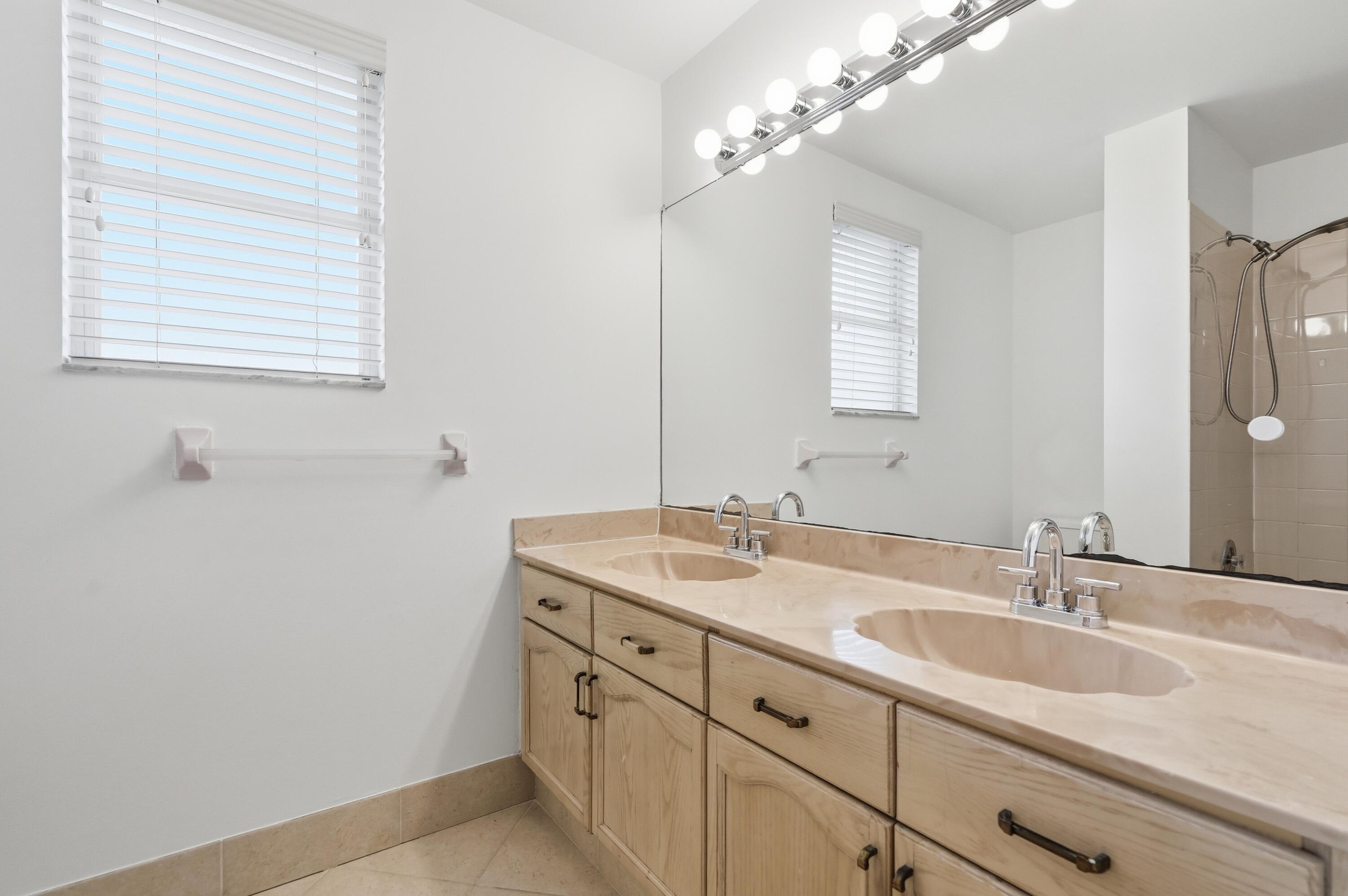 10729 Edinburgh Street Property Photo 35