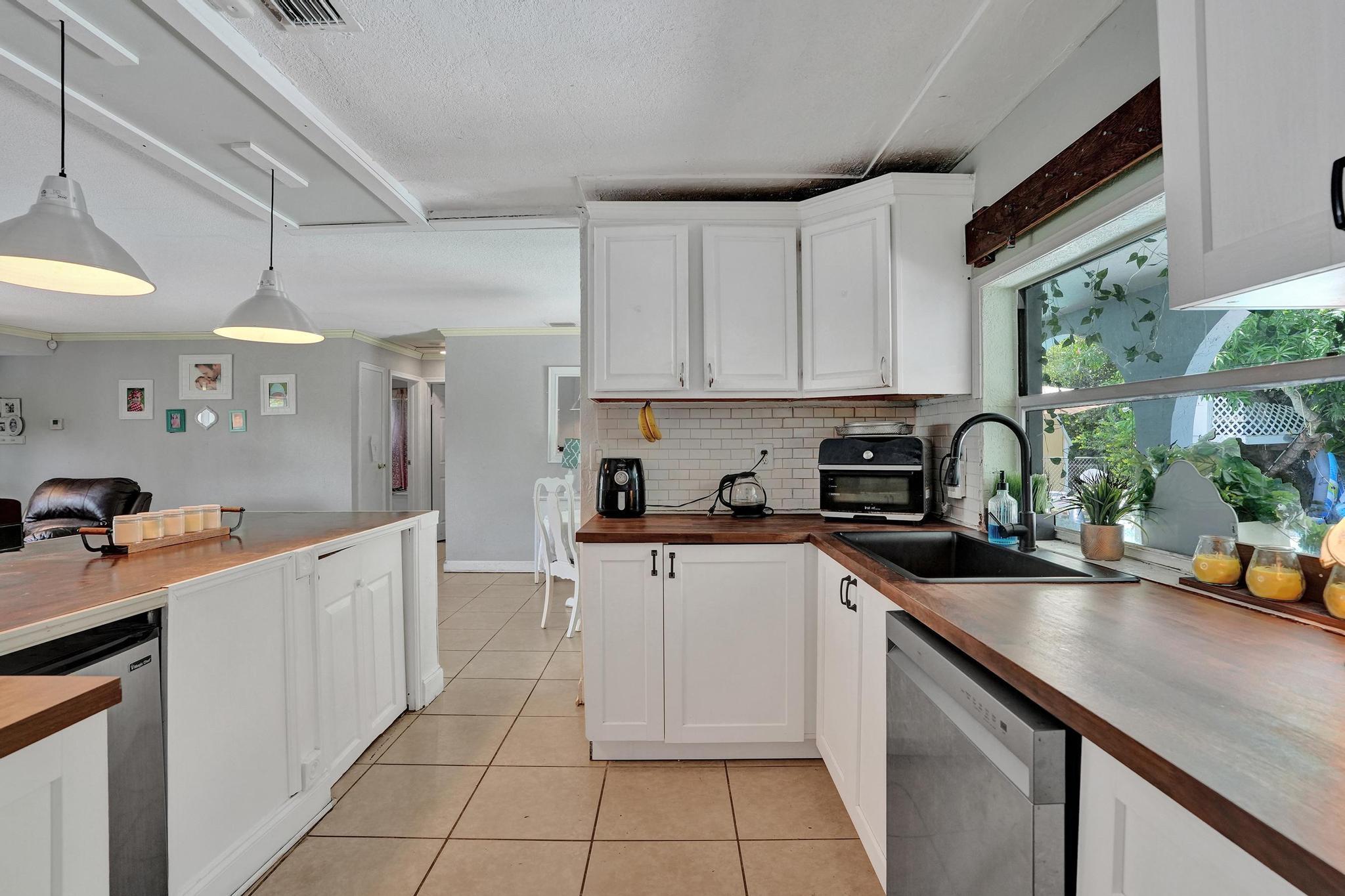 2161 Nw 84th Way Property Photo 6