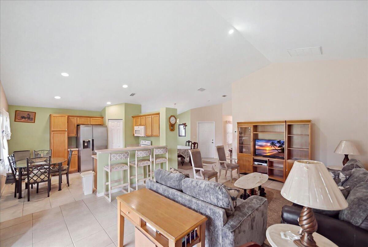 401 Sw Lake Forest Way Property Photo 6