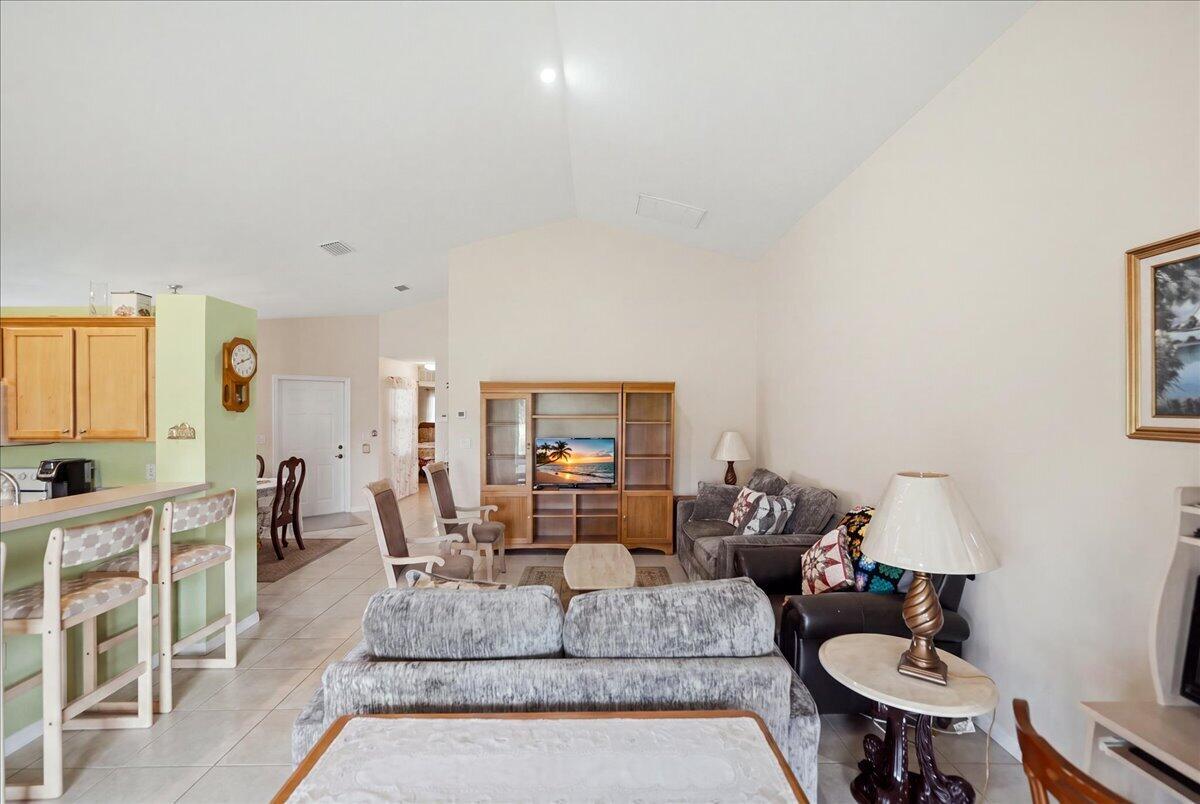 401 Sw Lake Forest Way Property Photo 7