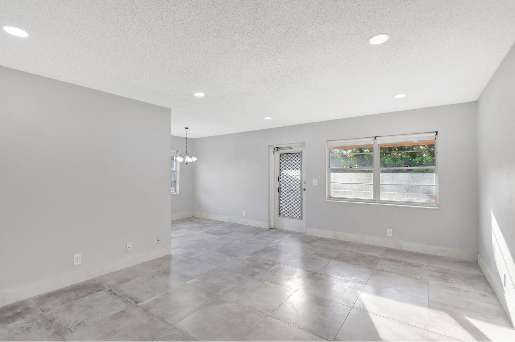 121 Bedford E Property Photo 4
