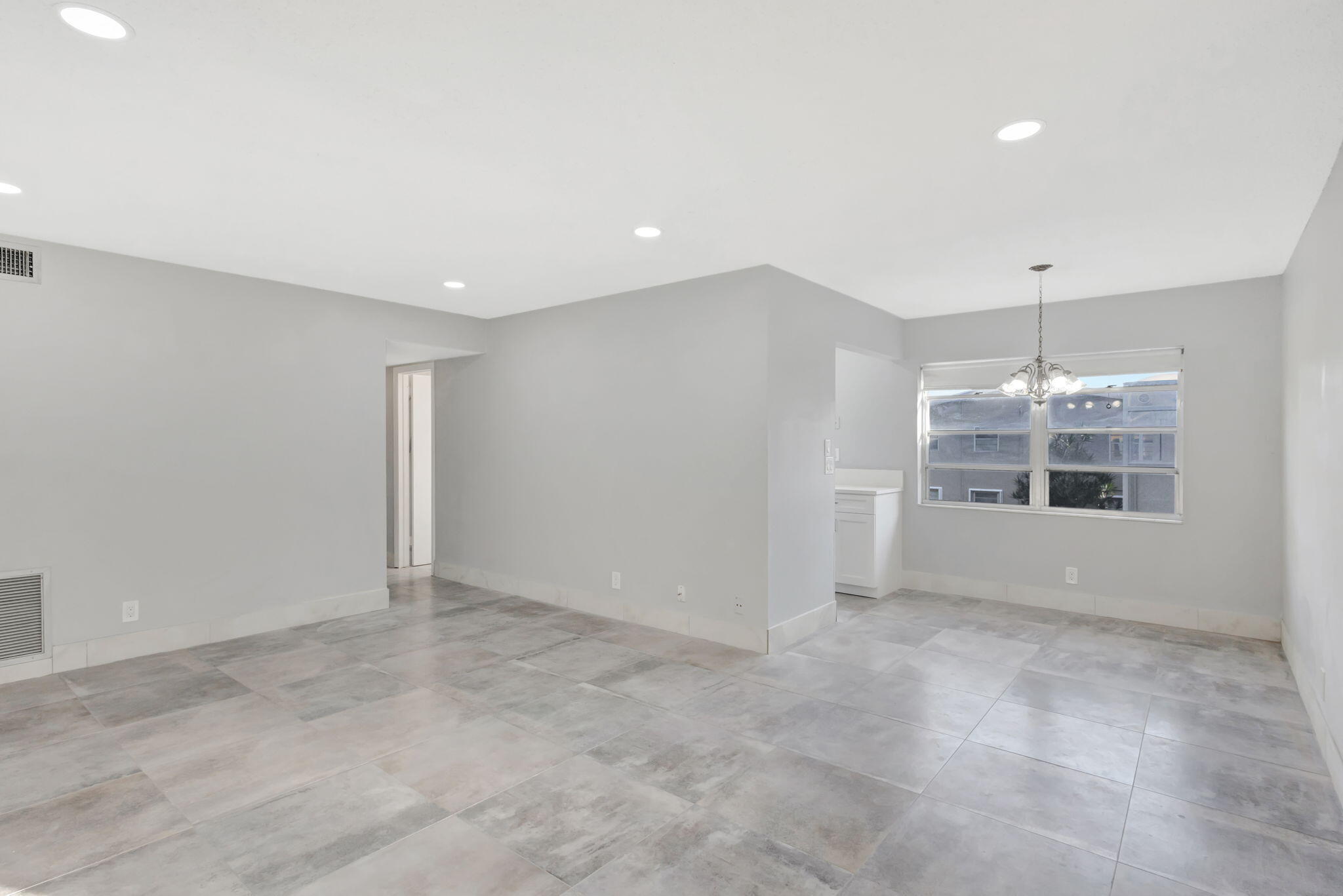 121 Bedford E Property Photo 6
