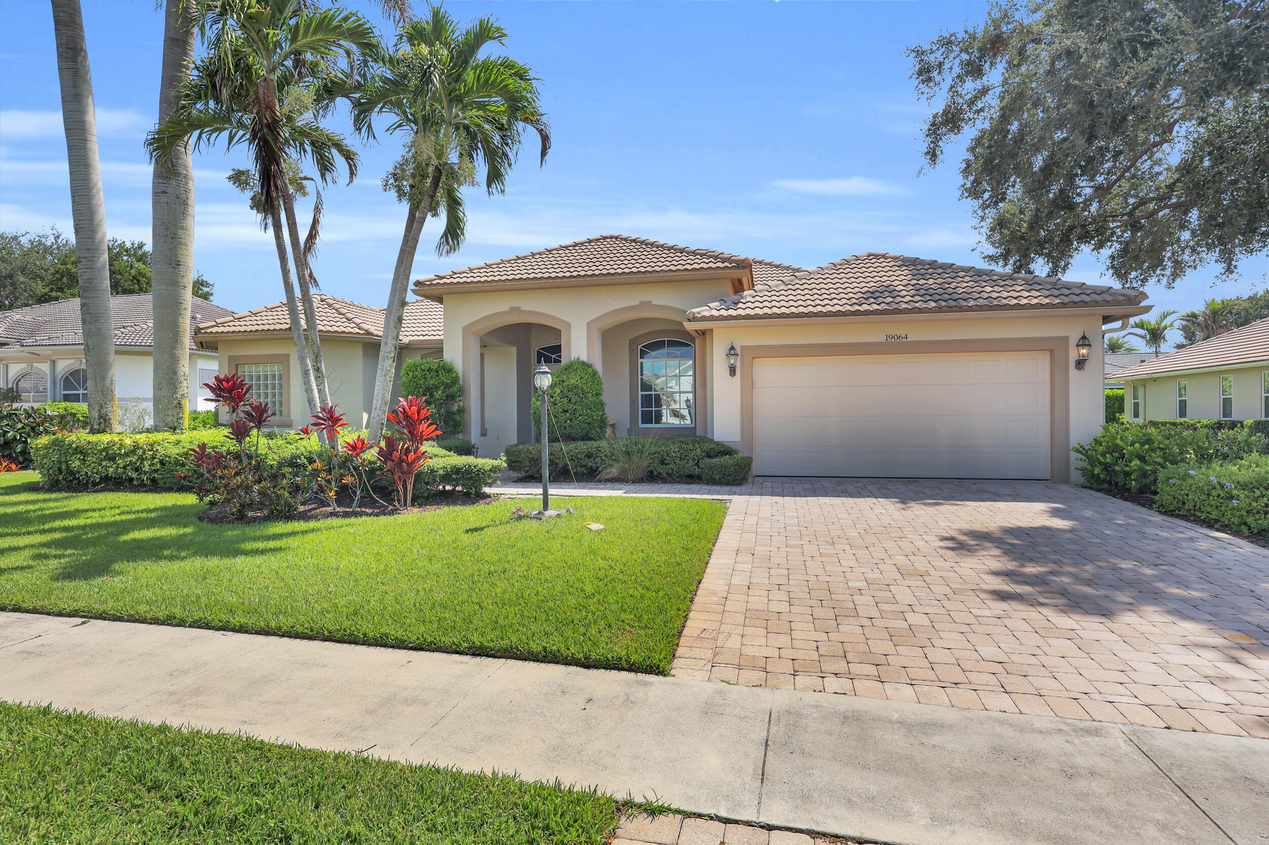 19064 Se Jupiter River Drive Property Photo 2