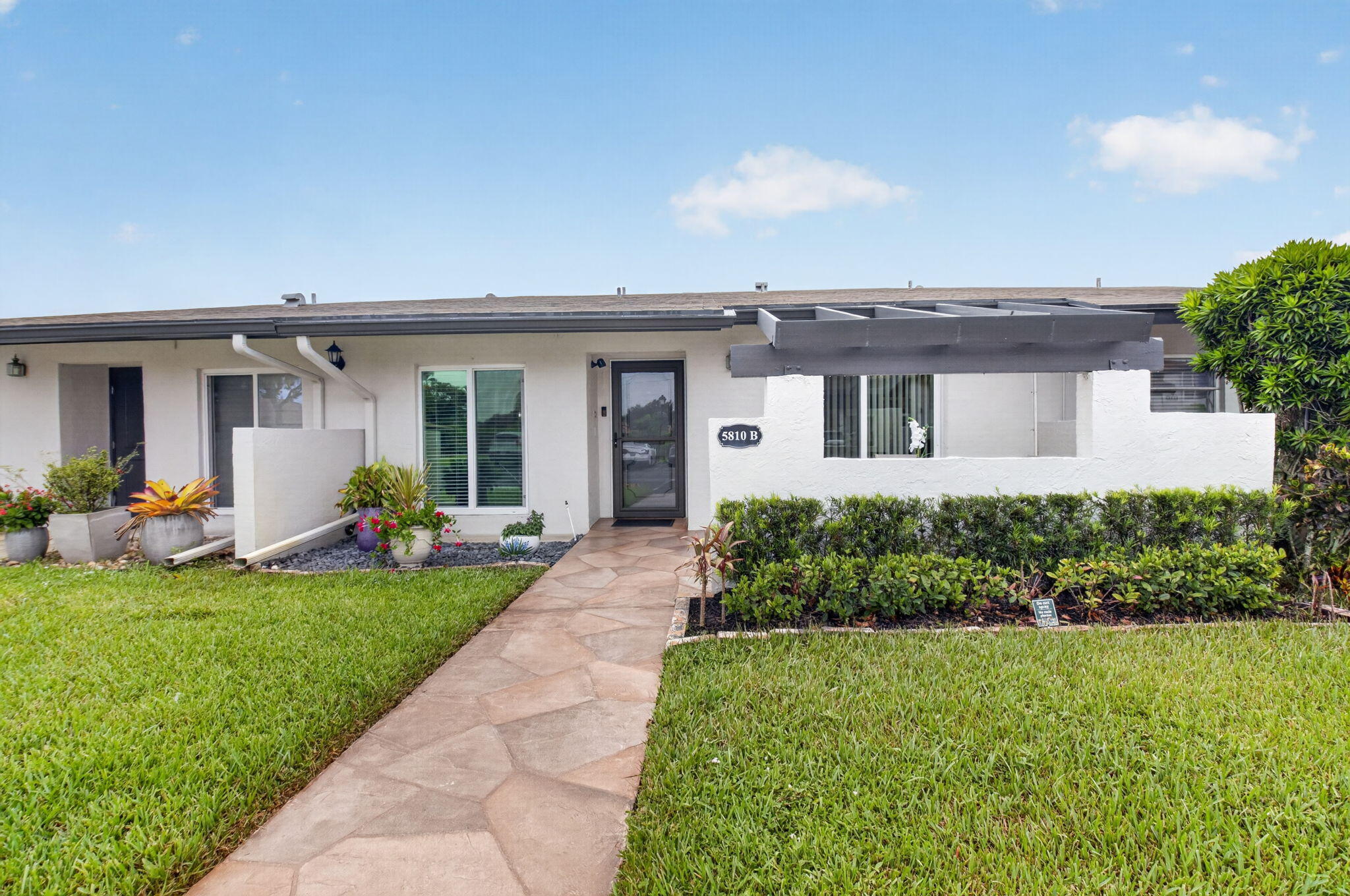 5810 Areca Palm B Property Photo 3