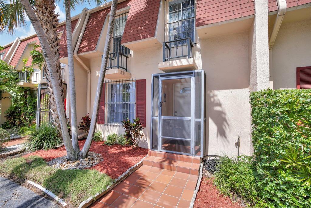 1001 THREE ISLANDS Boulevard 36 Property Photo 1