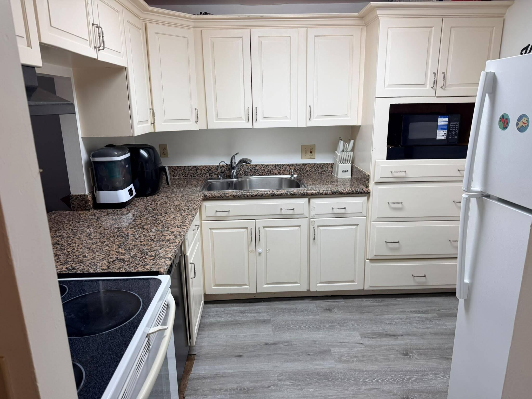 480 Executive Center Drive 3h Property Photo 1