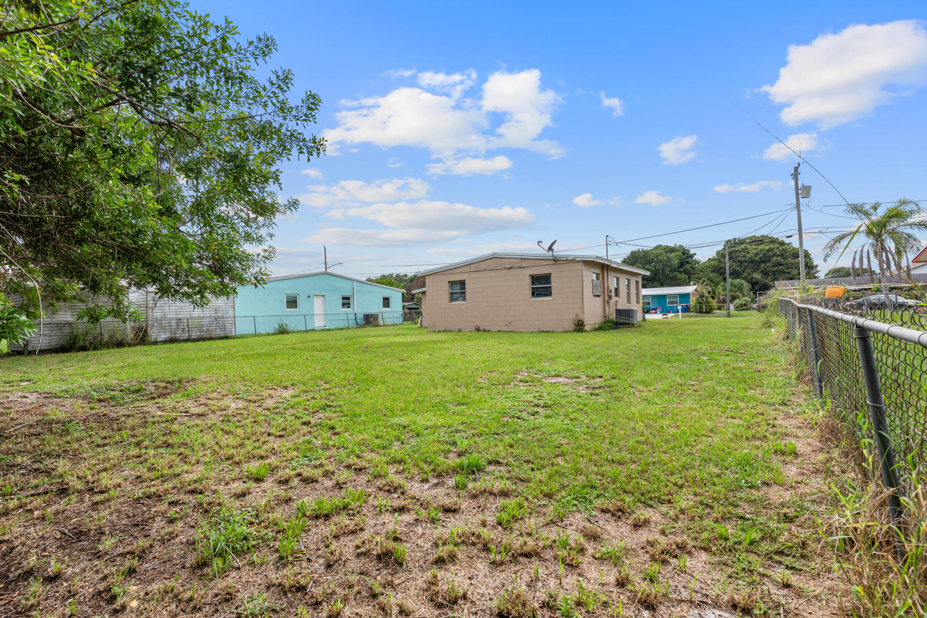 1810 N 16th Court Property Photo 3