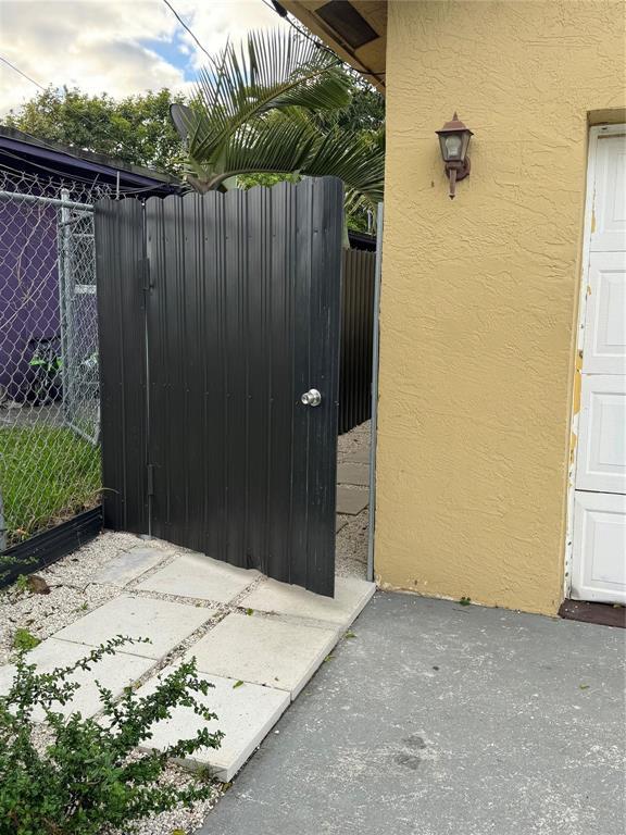 1136 Nw 5th Court Property Photo 3