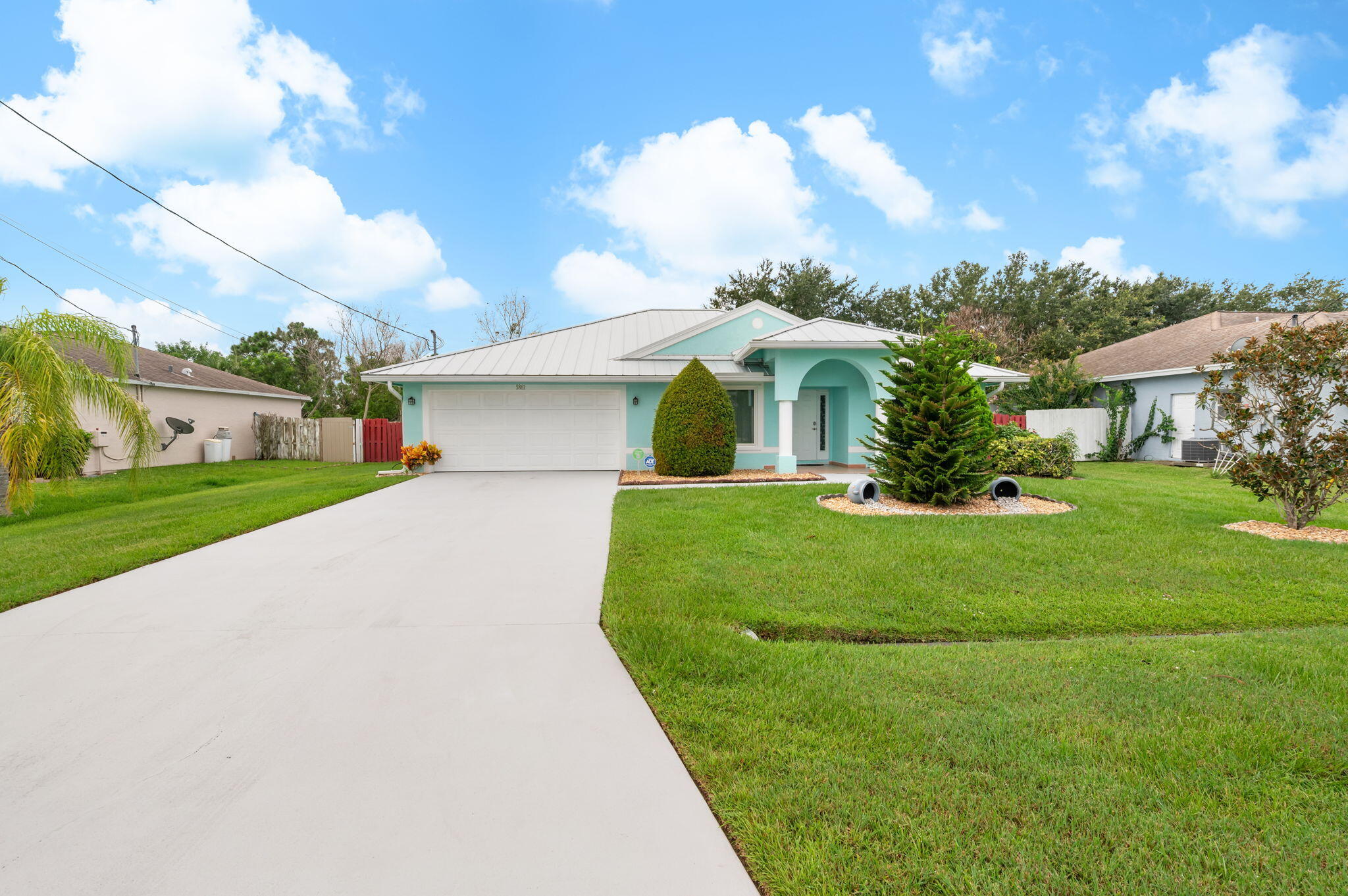 5861 Nw Cullom Circle Property Photo 3