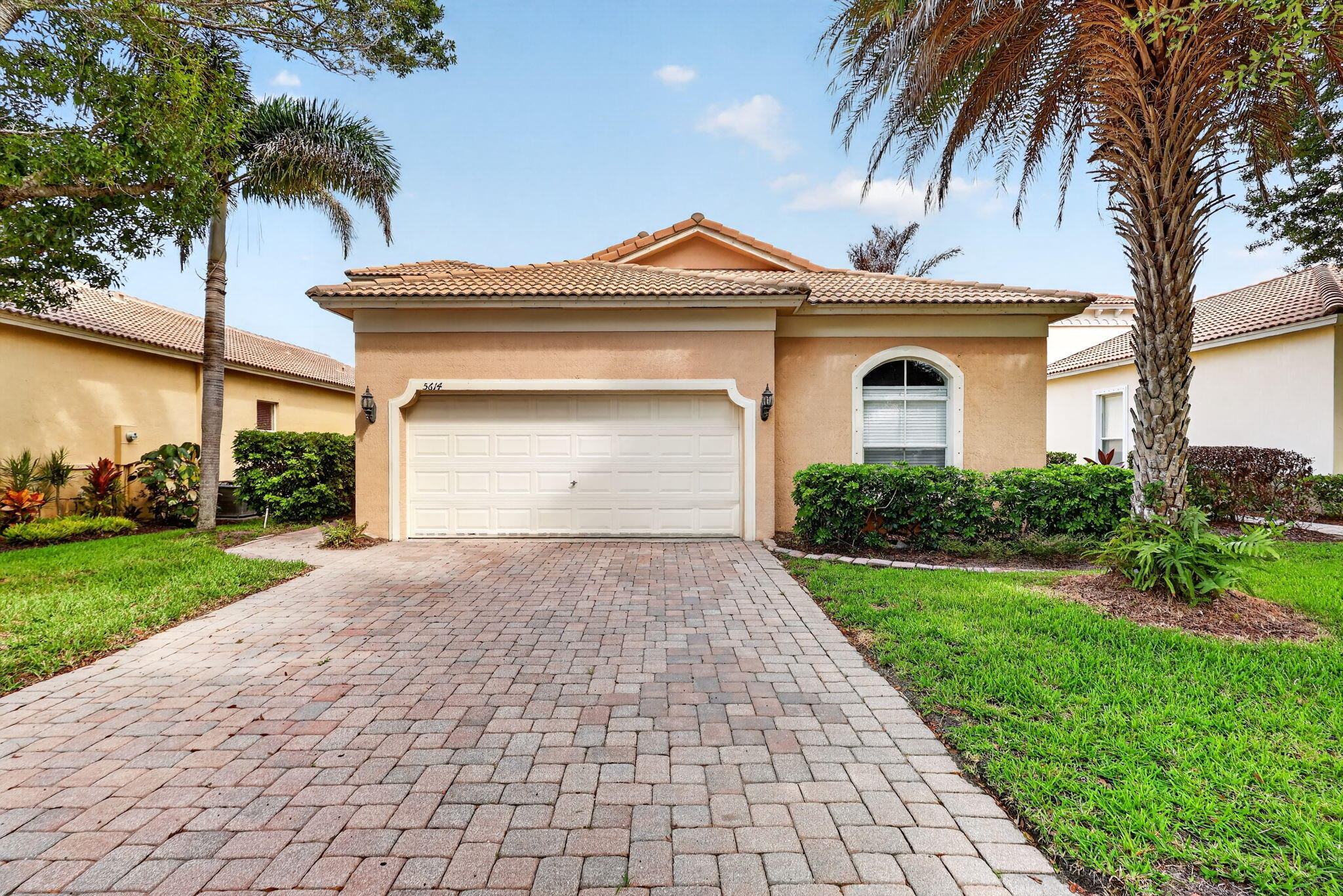5614 SUNBERRY Circle Property Photo 1