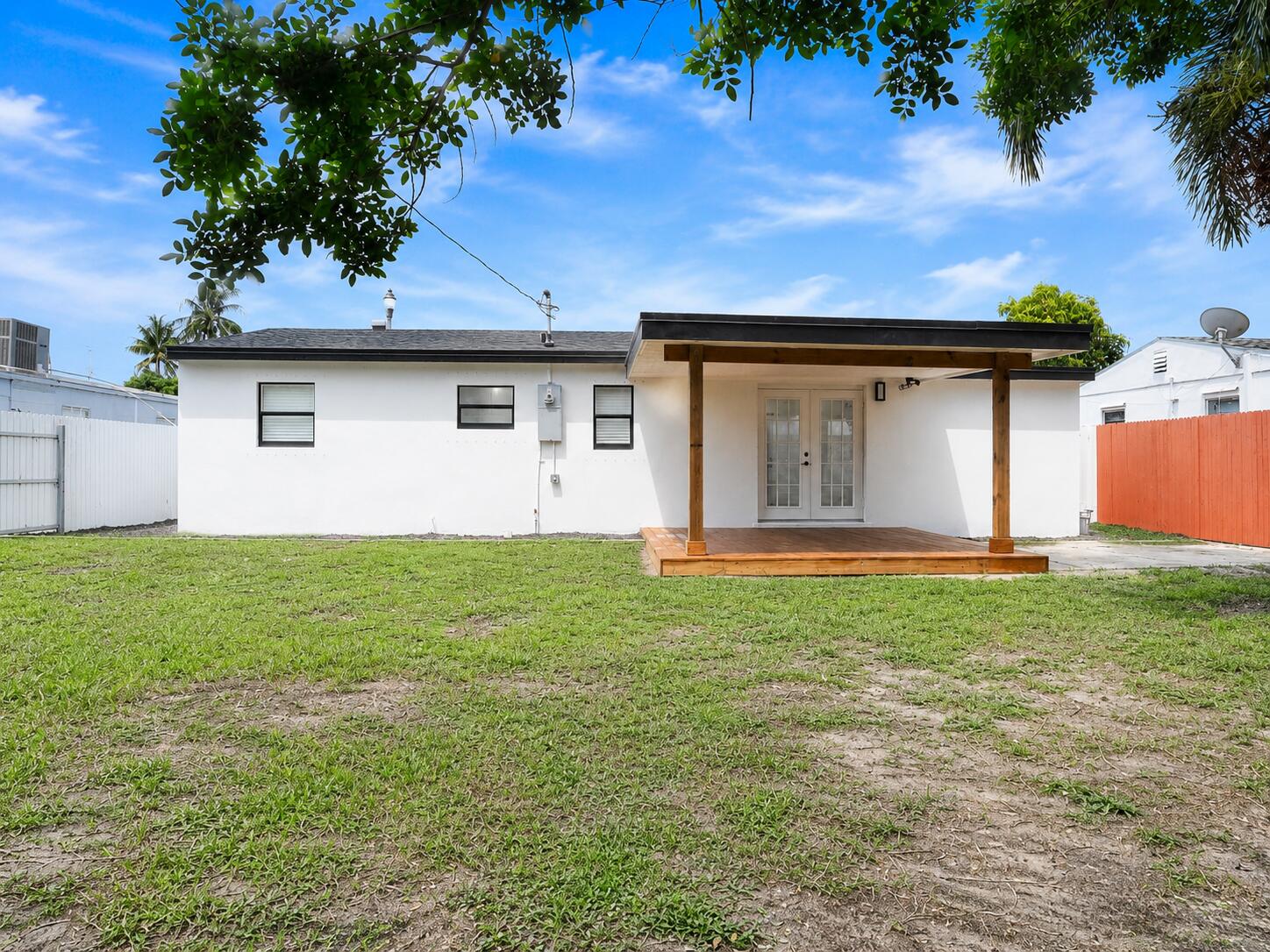 2013 Longwood Road Property Photo 4