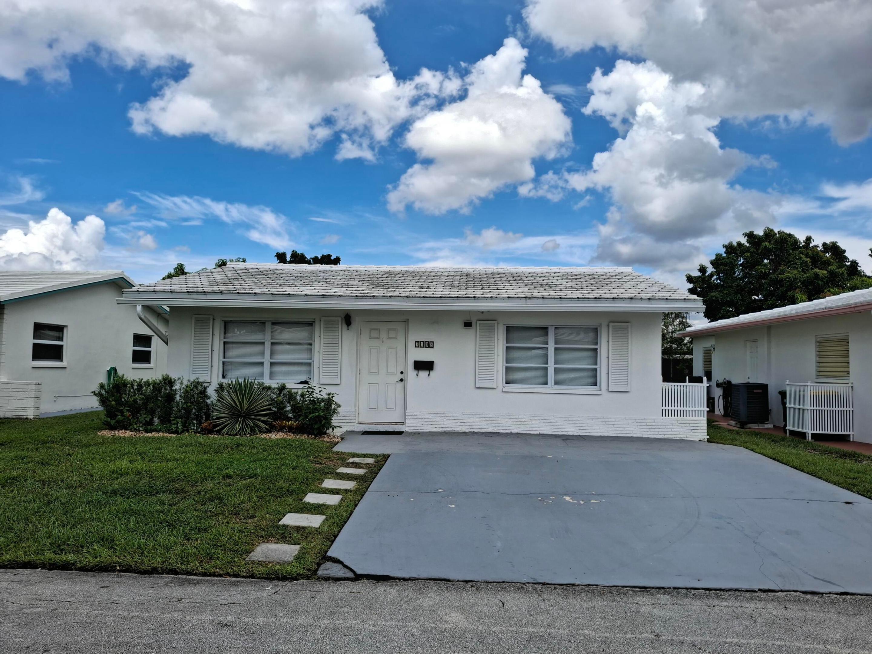 7105 NW 74th Place Property Photo 1