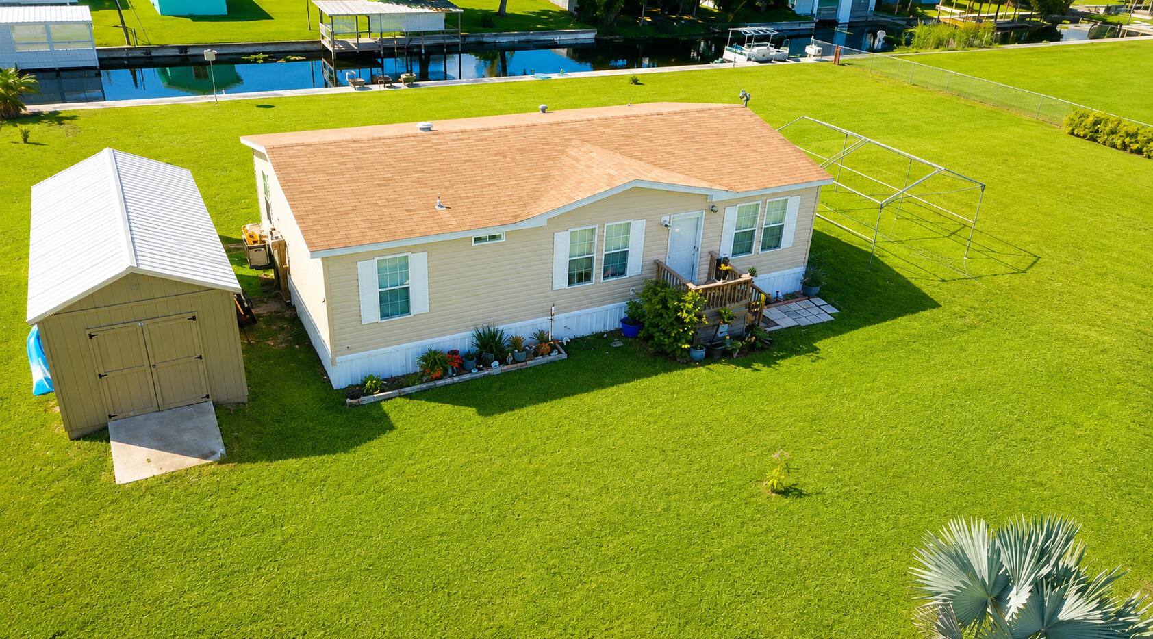 1059 Orange Loop Property Photo 3
