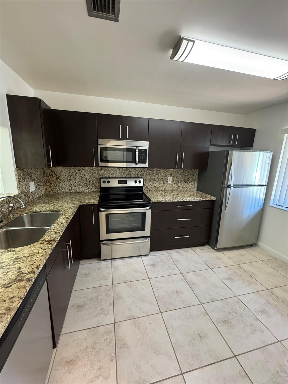 445 Lakeview Drive 3 Property Photo 5