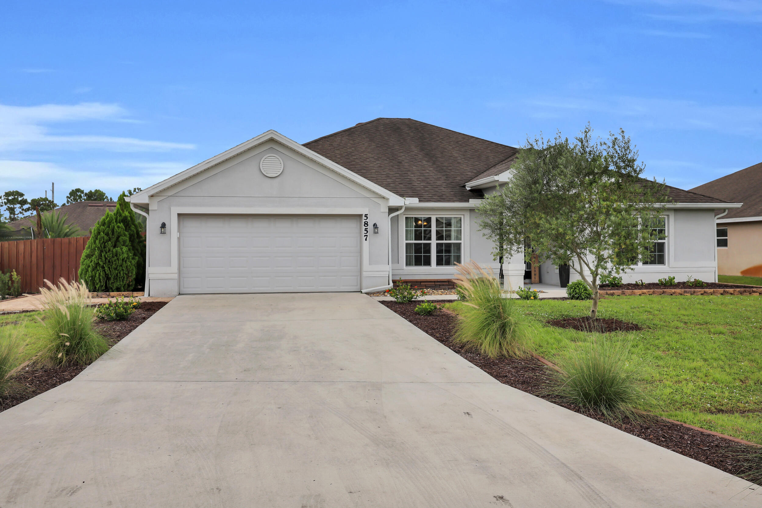 5857 Nw Ethel Court Property Photo 4