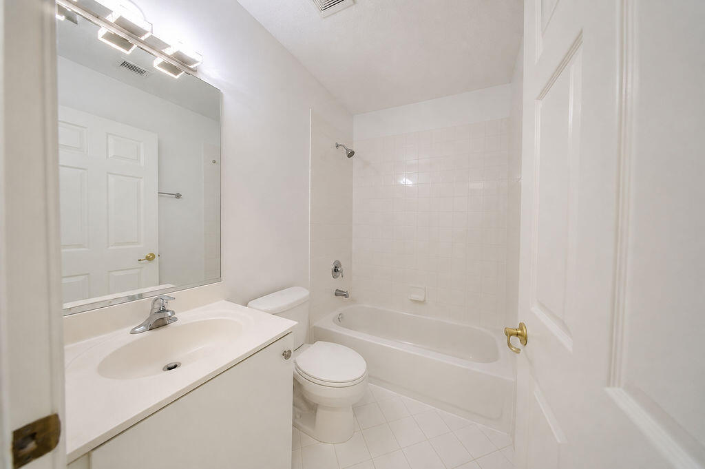 5733 Nw 112th Place Property Photo 16