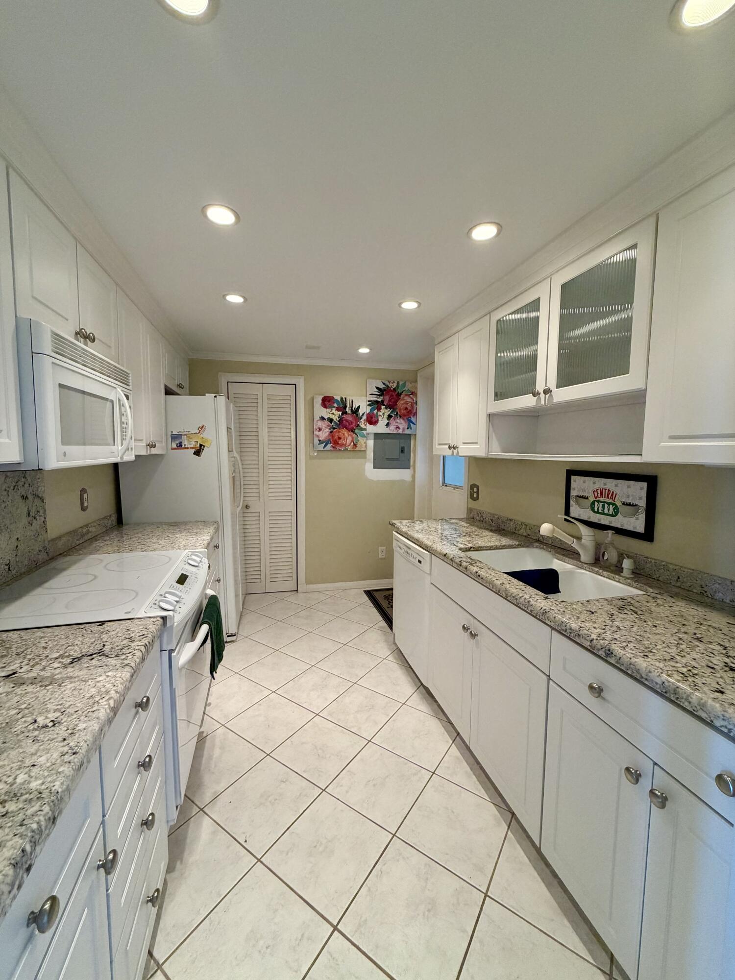 5400 N Ocean Drive Property Photo 6