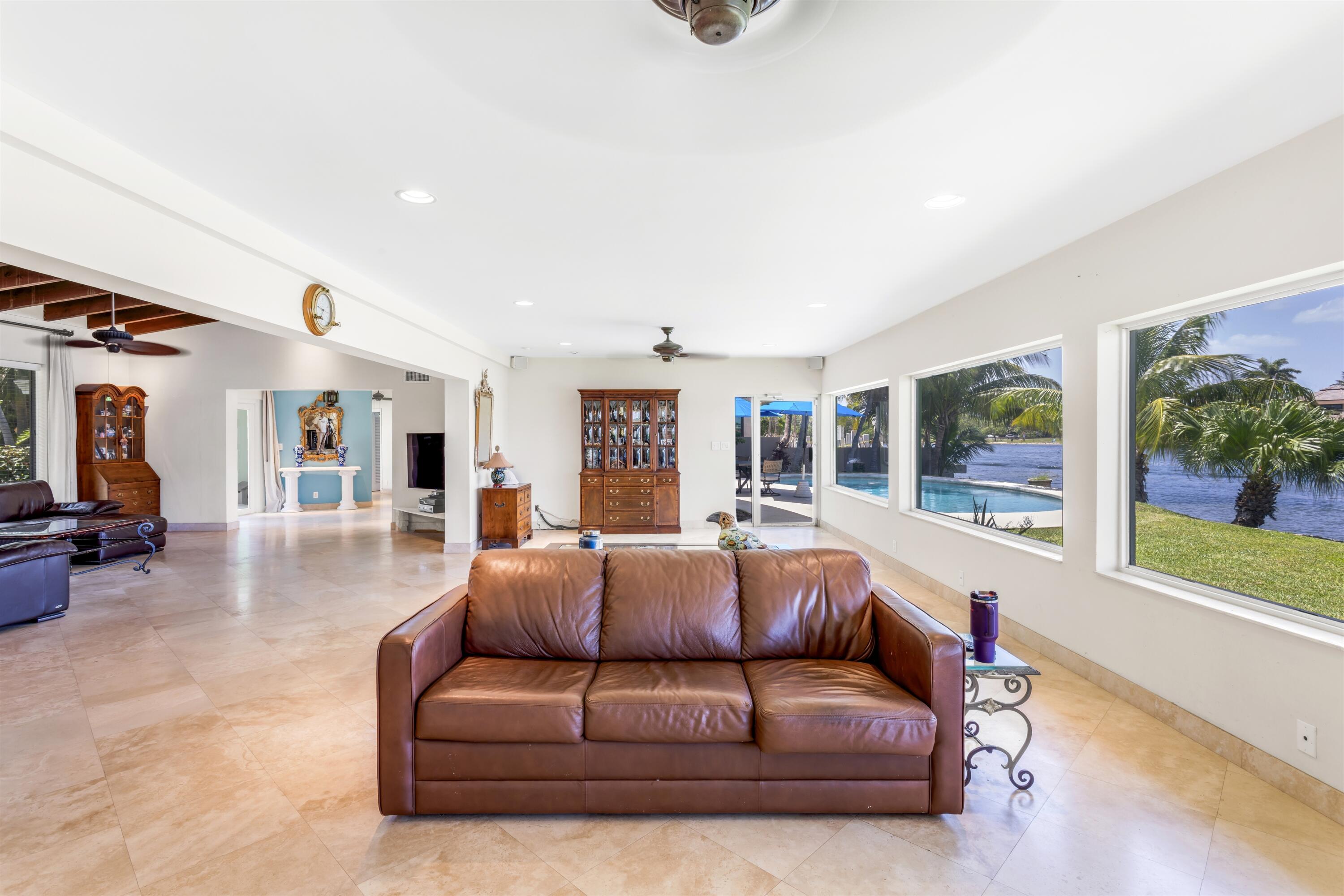 2605 N Riverside Drive Property Photo 14