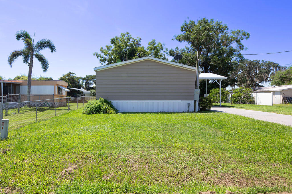 2208 Se 38th Trail Property Photo 3