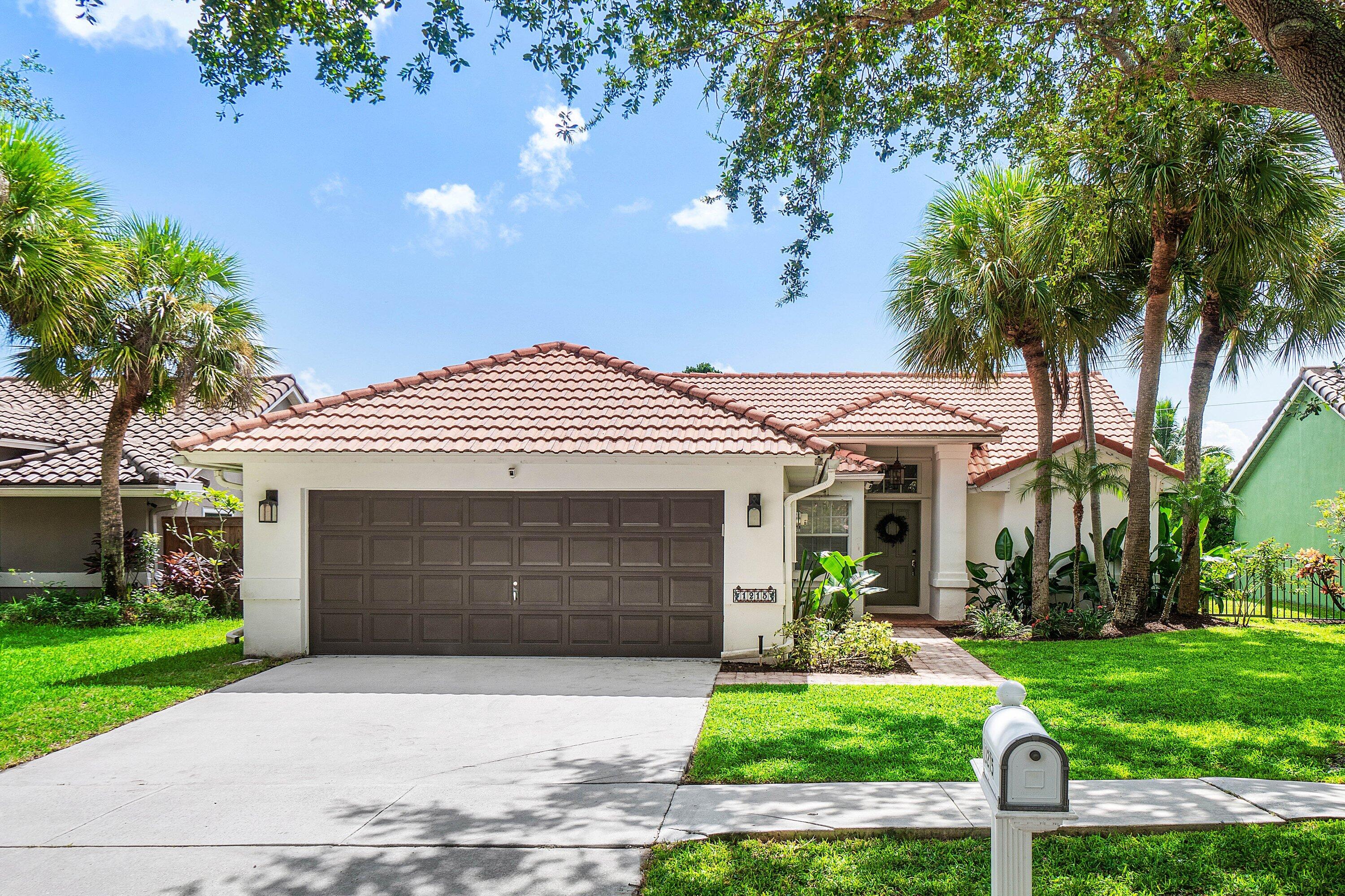 1215 E LANCEWOOD Place