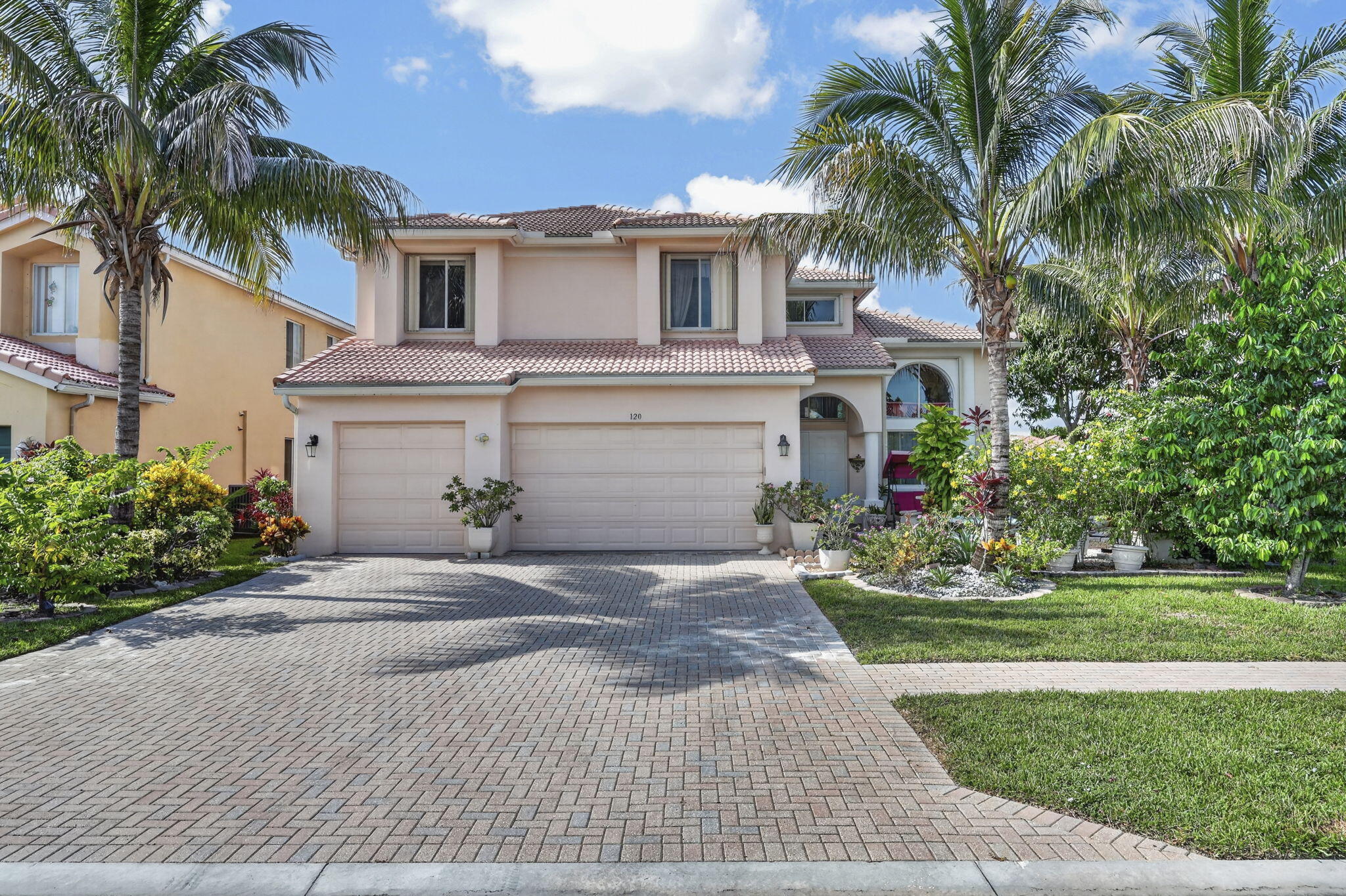 120 Isola Circle Property Photo 1