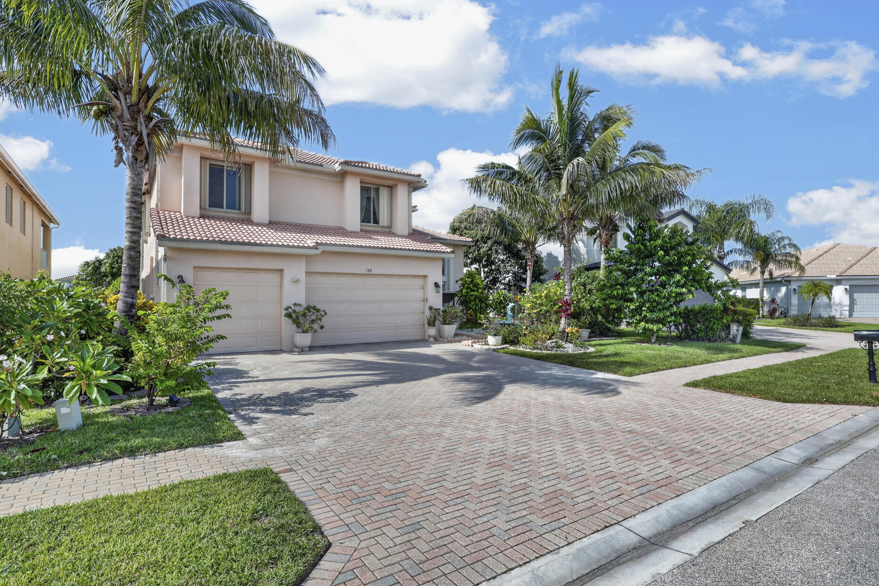 120 Isola Circle Property Photo 3