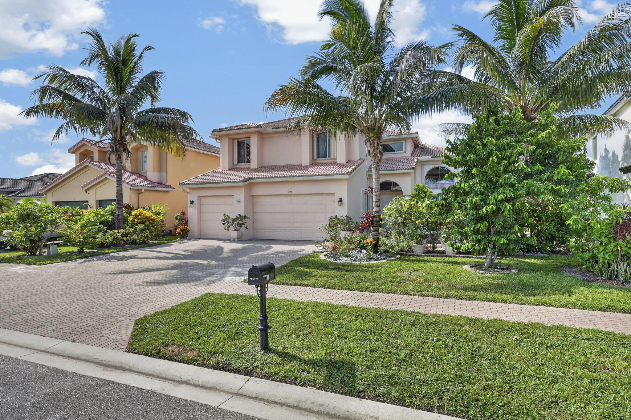 120 Isola Circle Property Photo 6