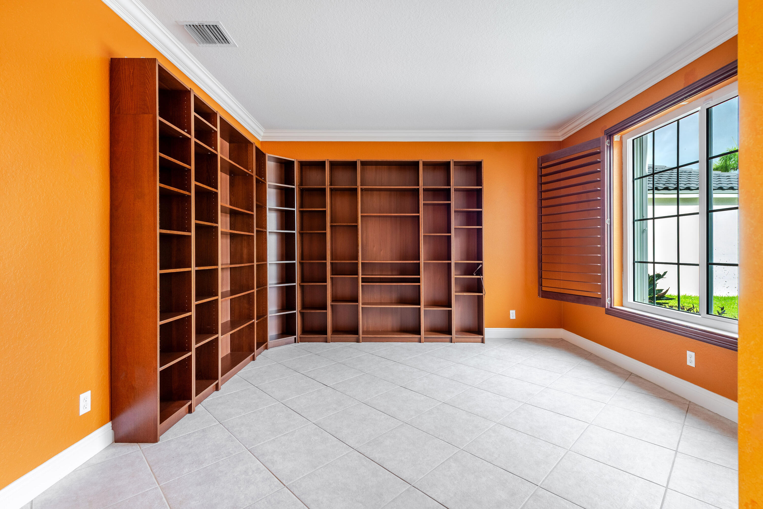 112 Isola Circle Property Photo 3