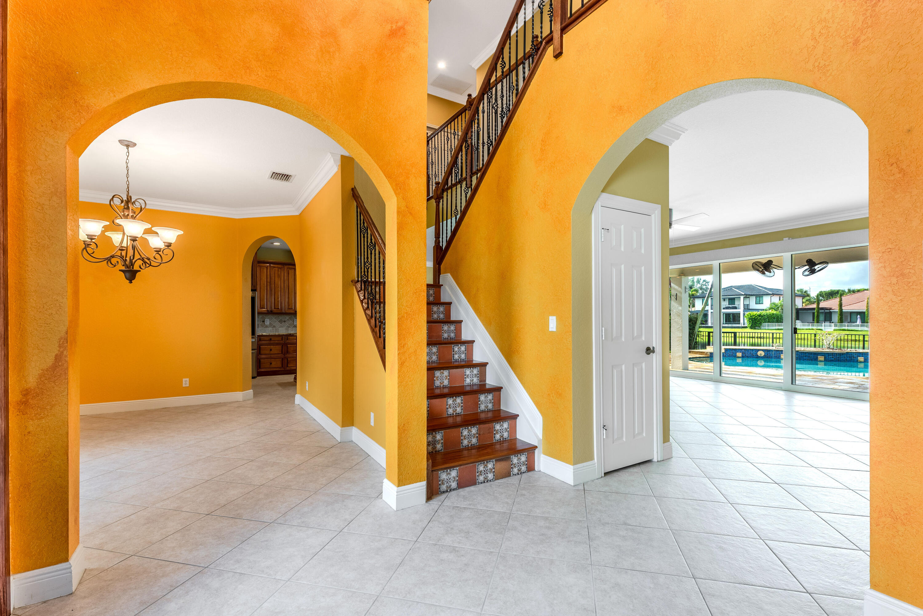 112 Isola Circle Property Photo 5