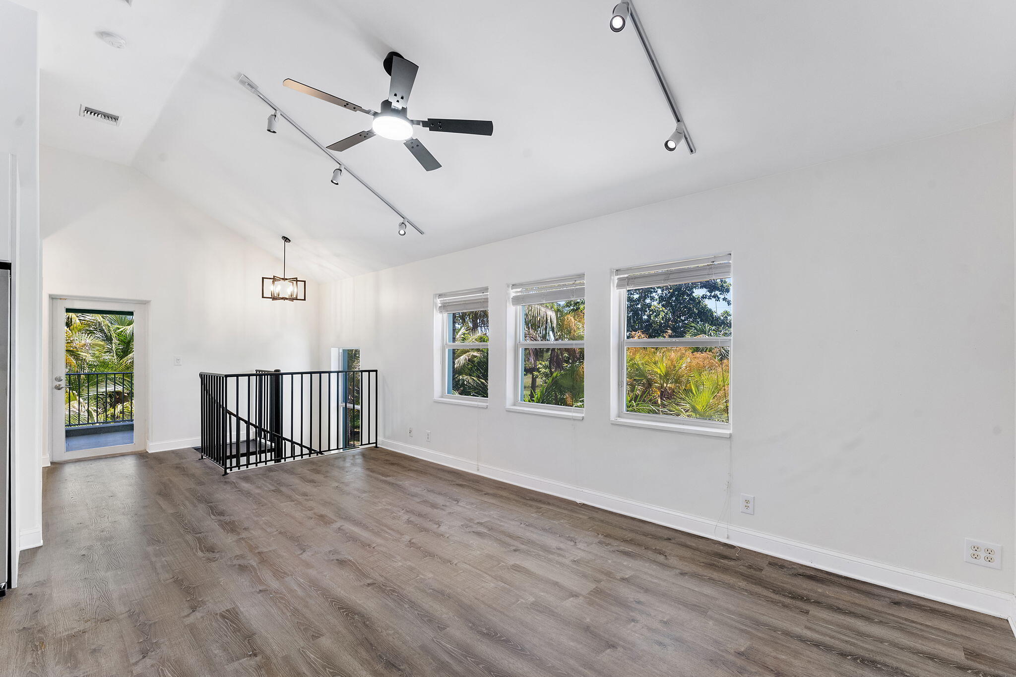 7044 Thompson Road Property Photo 17