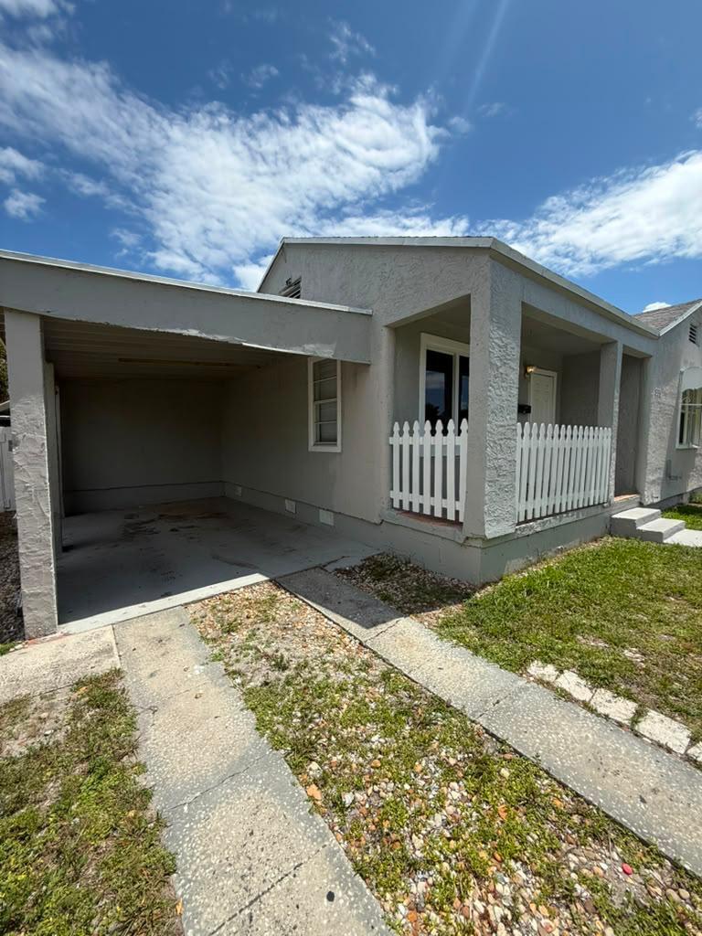 933 30th Court Property Photo 3