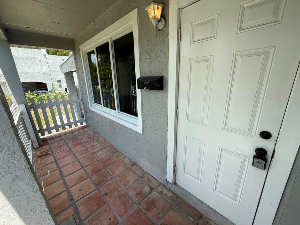 933 30th Court Property Photo 4