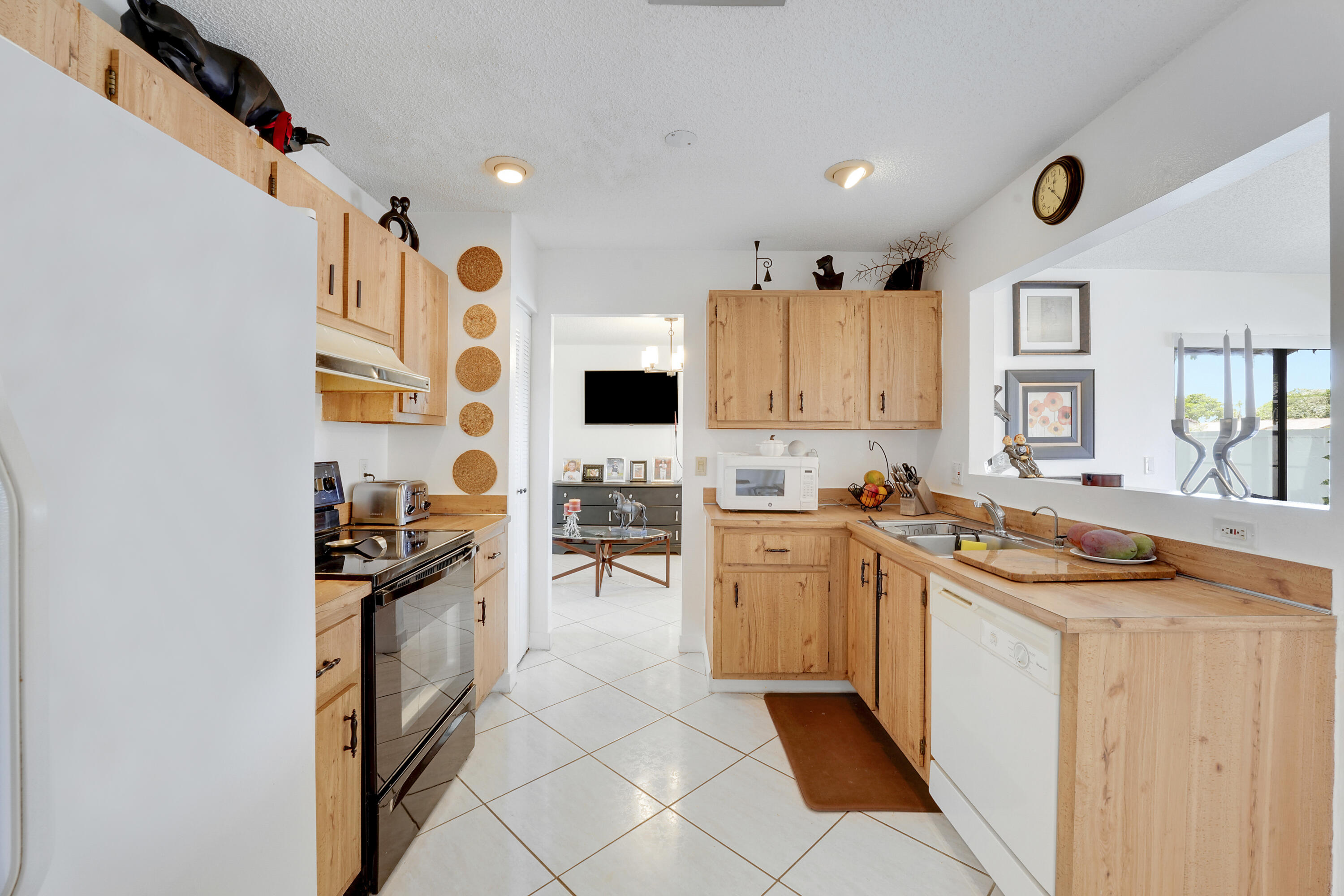 9235 Saddlecreek Drive Property Photo 11
