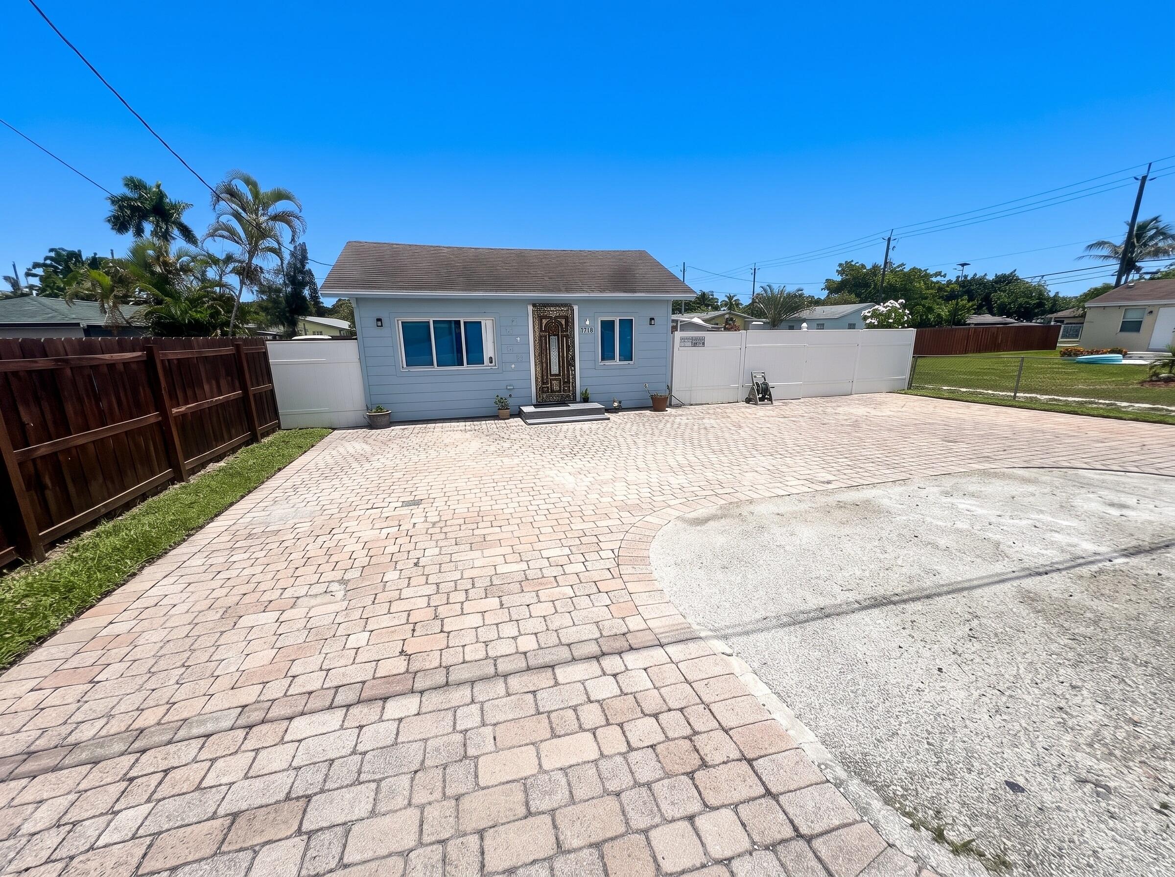 3718 COCONUT Road A Property Photo 1