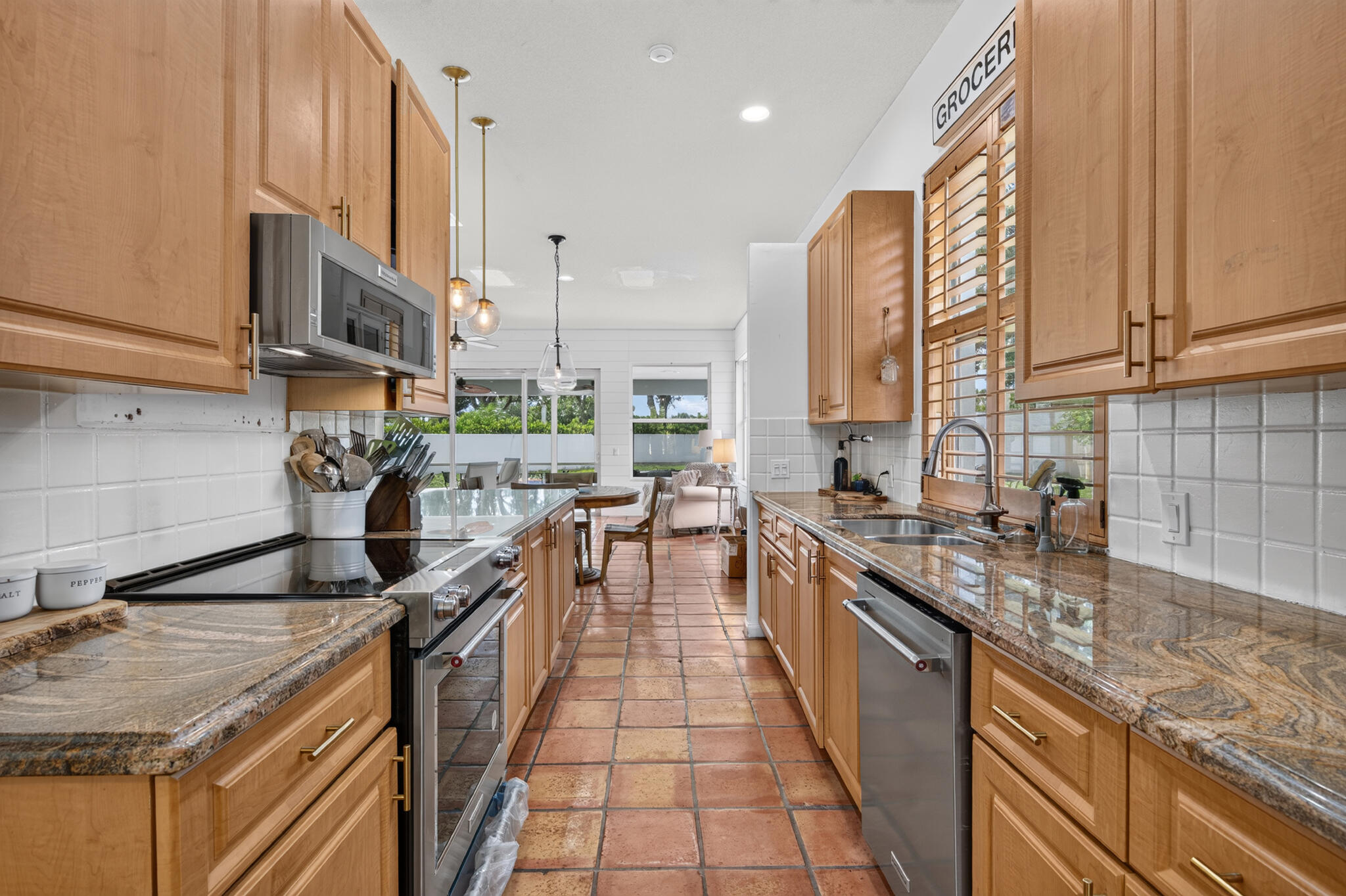 218 Hampton Court Property Photo 16