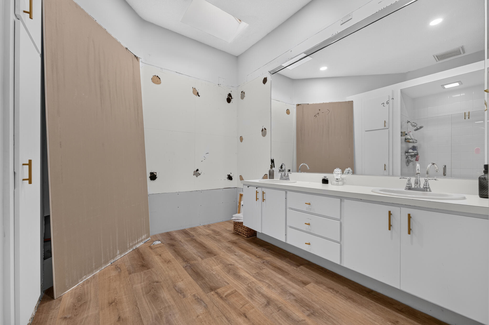 218 Hampton Court Property Photo 21