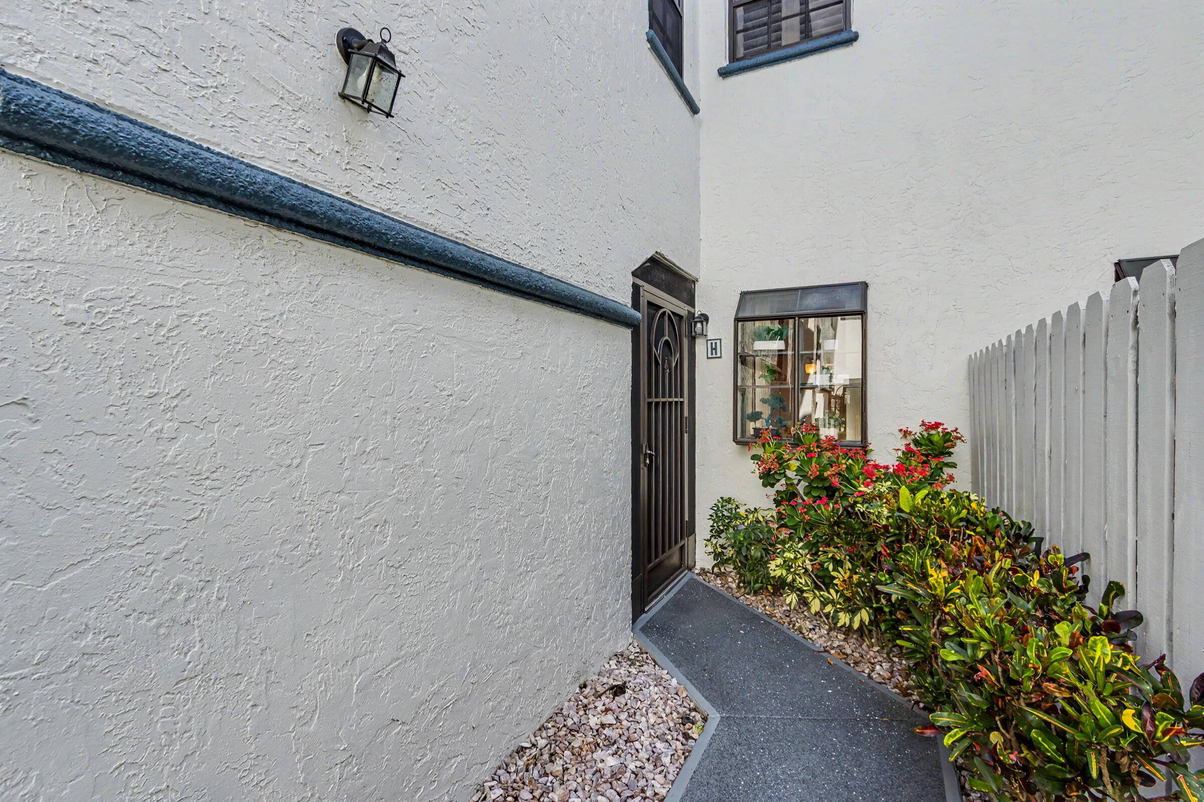 5136 Floria Drive H Property Photo 3