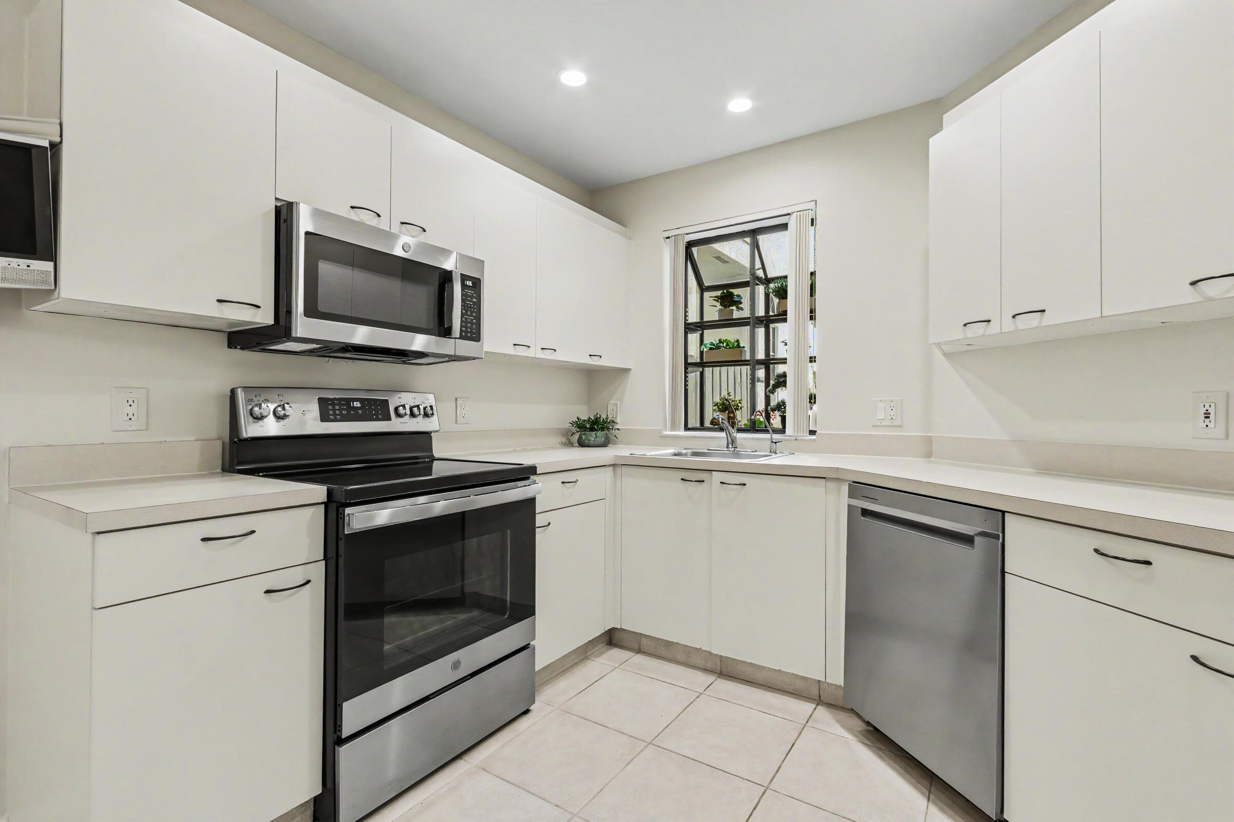 5136 Floria Drive H Property Photo 10