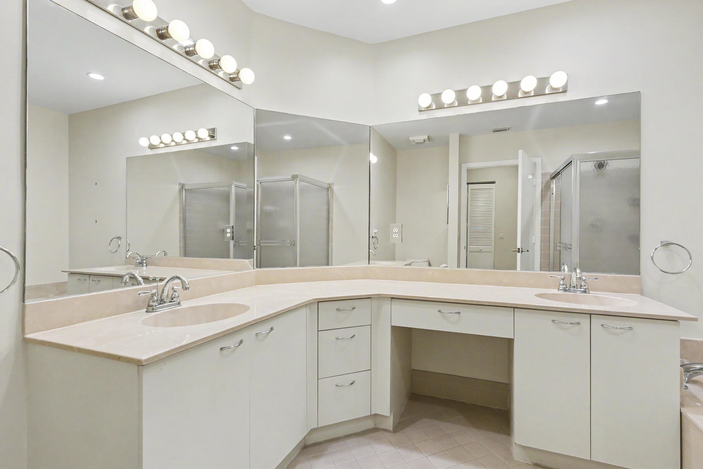 5136 Floria Drive H Property Photo 18