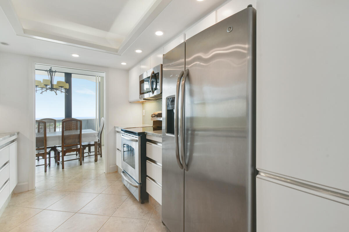 123 Lakeshore Drive Ph45 Property Photo 6