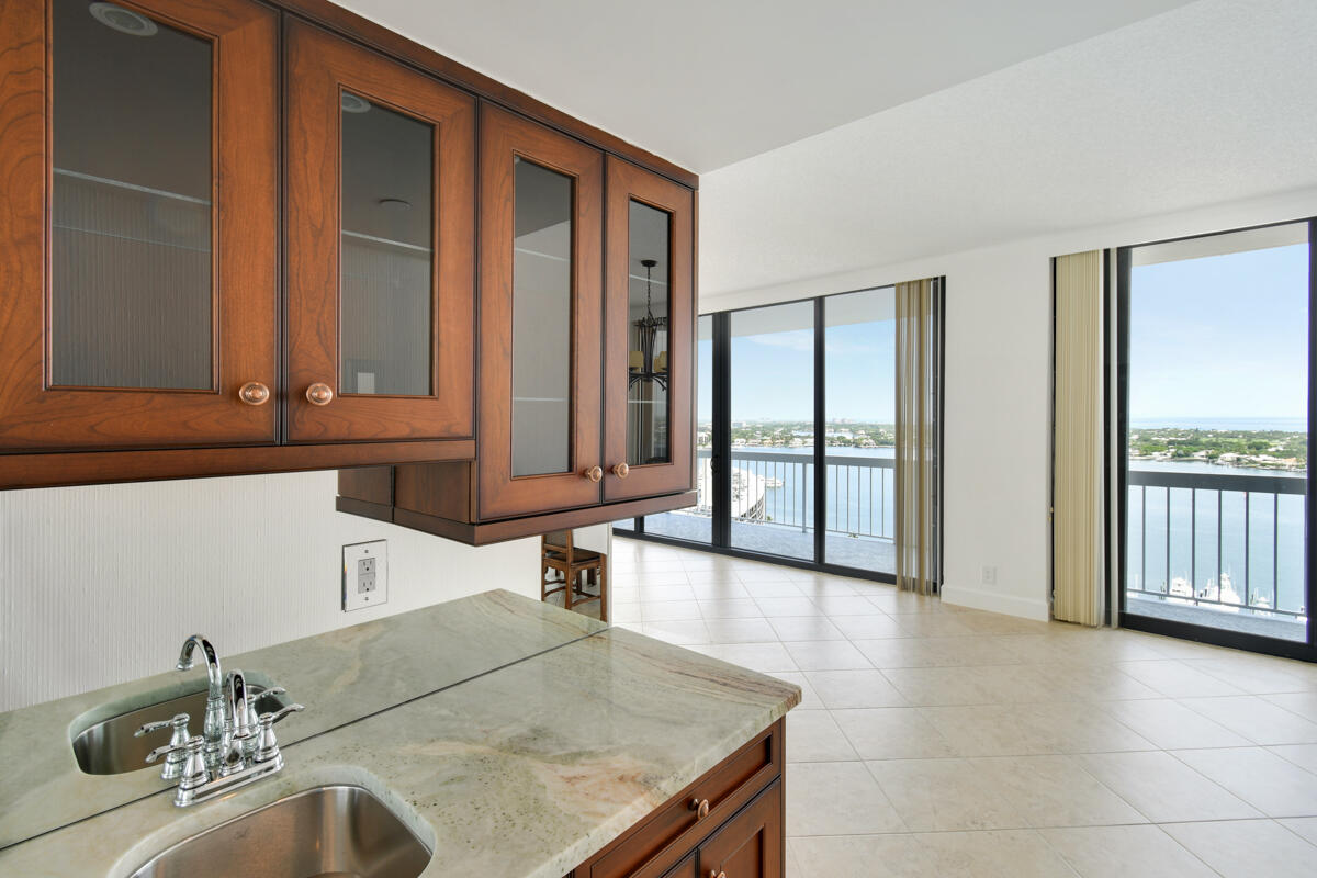 123 Lakeshore Drive Ph45 Property Photo 11