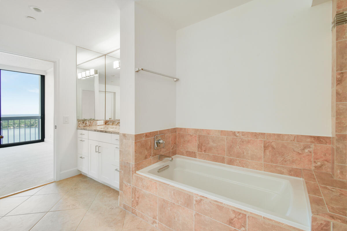 123 Lakeshore Drive Ph45 Property Photo 17