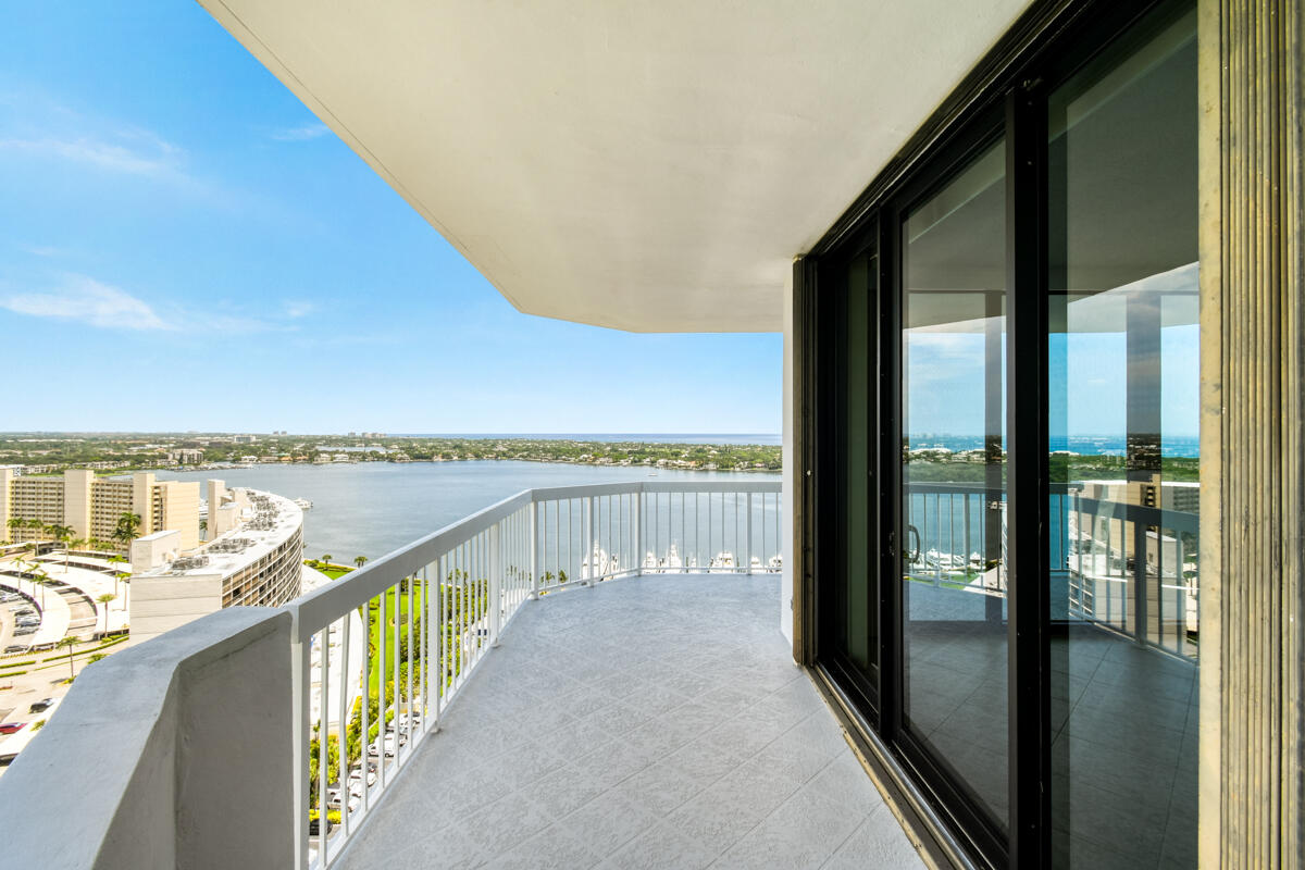 123 Lakeshore Drive Ph45 Property Photo 29