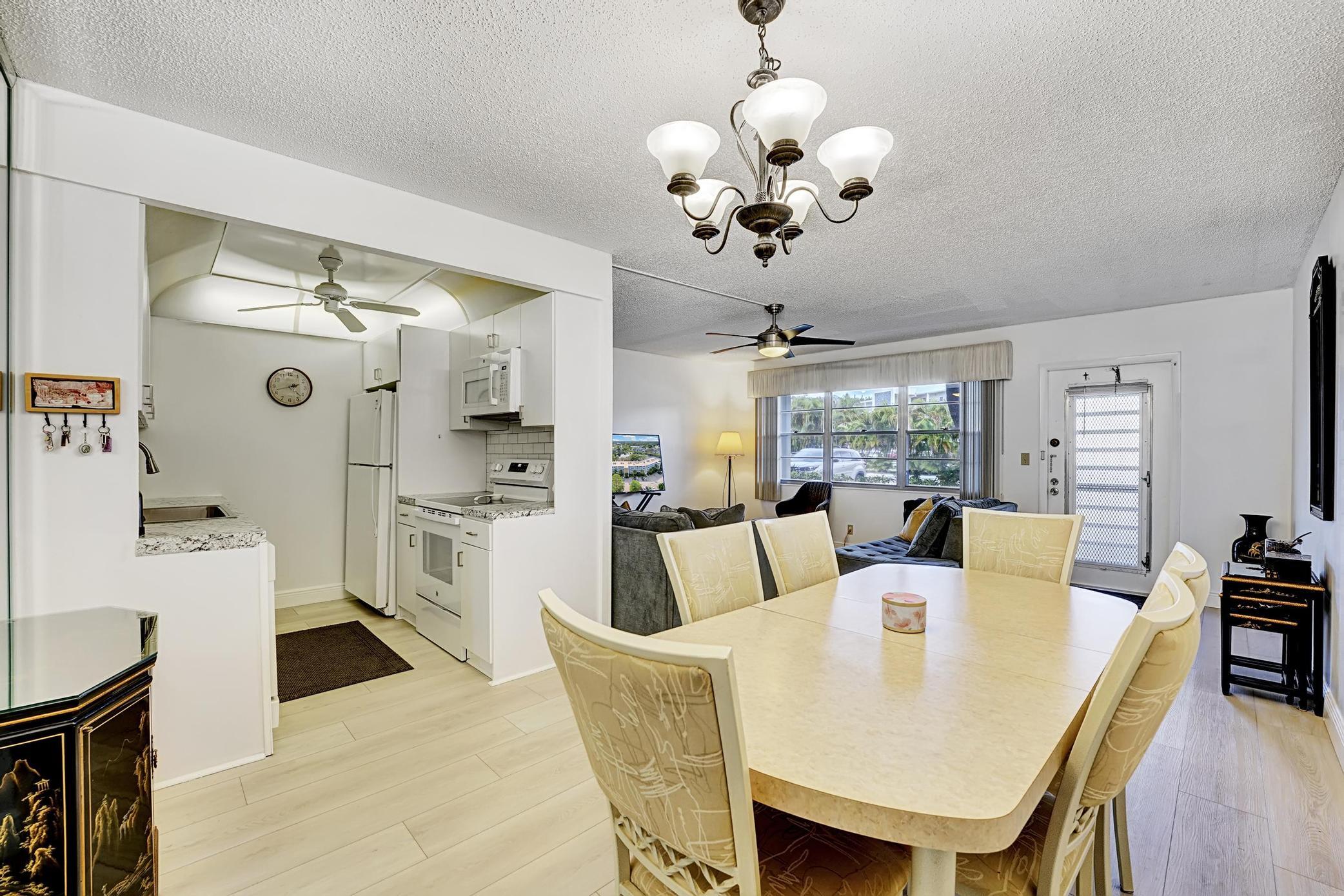 1056 Cambridge C Property Photo 7