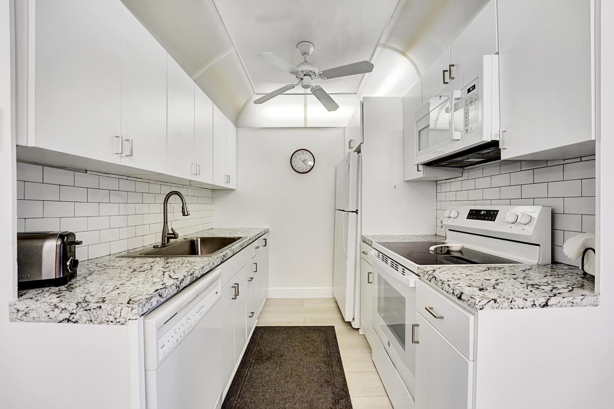 1056 Cambridge C Property Photo 9