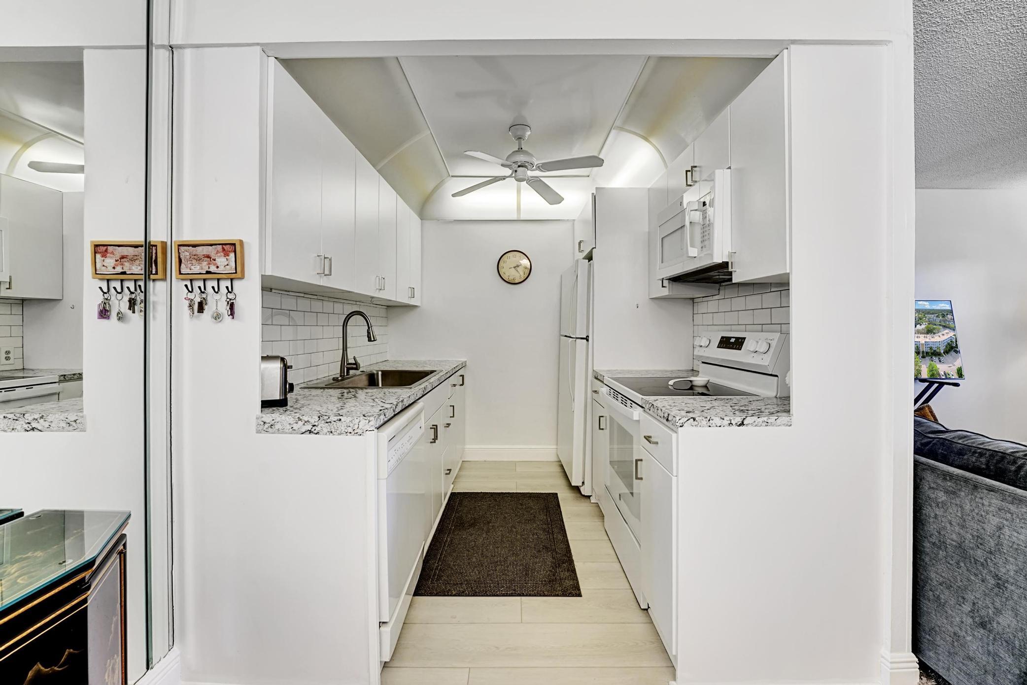 1056 Cambridge C Property Photo 10